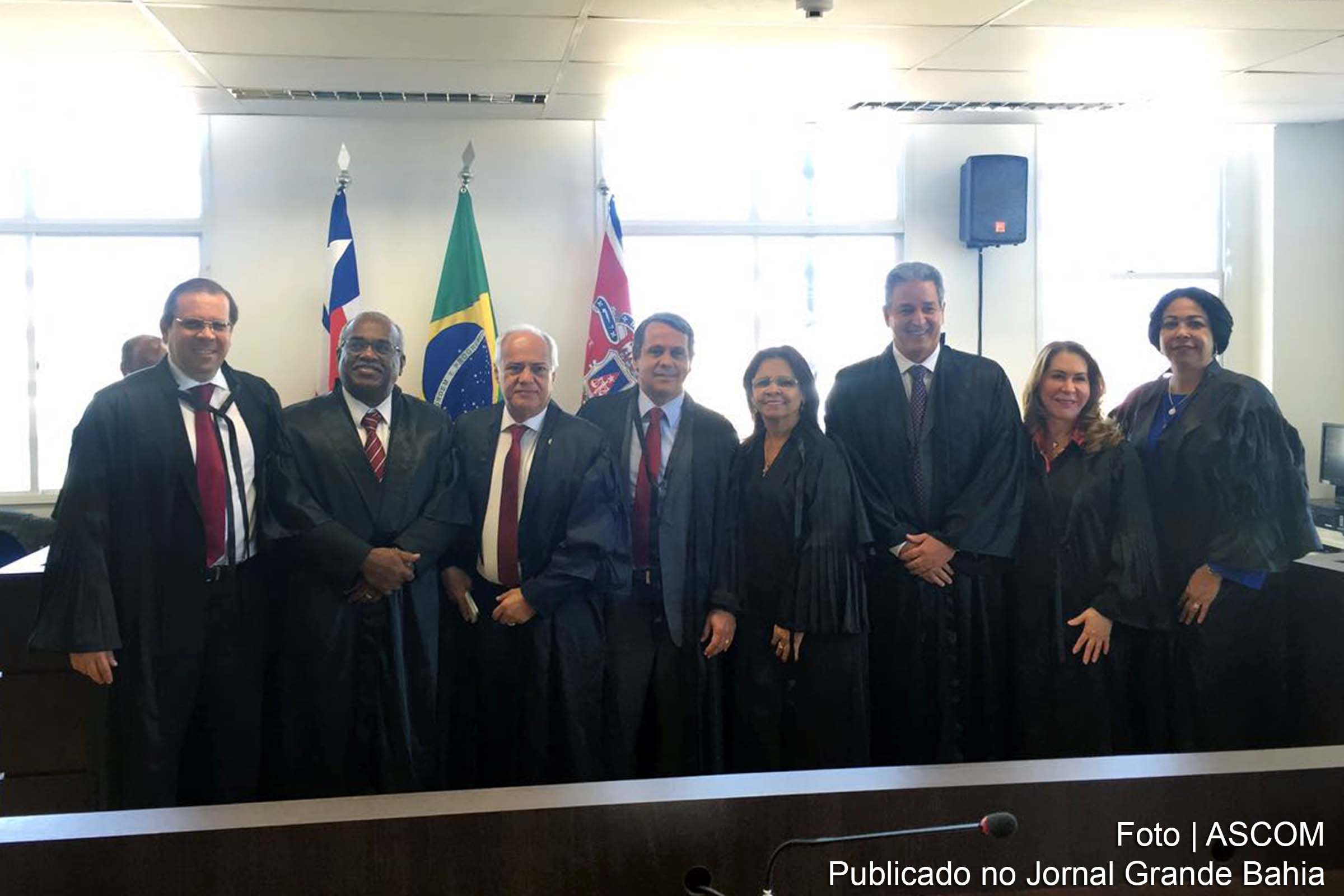 Desembargadores da Câmara Especial do Extremo Oeste da Bahia, Mário Albiani Junior, Ivanilton Santos da Silva, Raimundo Sérgio Cafezeiro, Júlio Cezar Lemos Travessa, Maria de Fátima Silva Carvalho, Abelardo Paulo da Matta Neto, Aracy Lima Borges e Soraya Moradillo Pinto têm trabalho reconhecido pela comunidade.