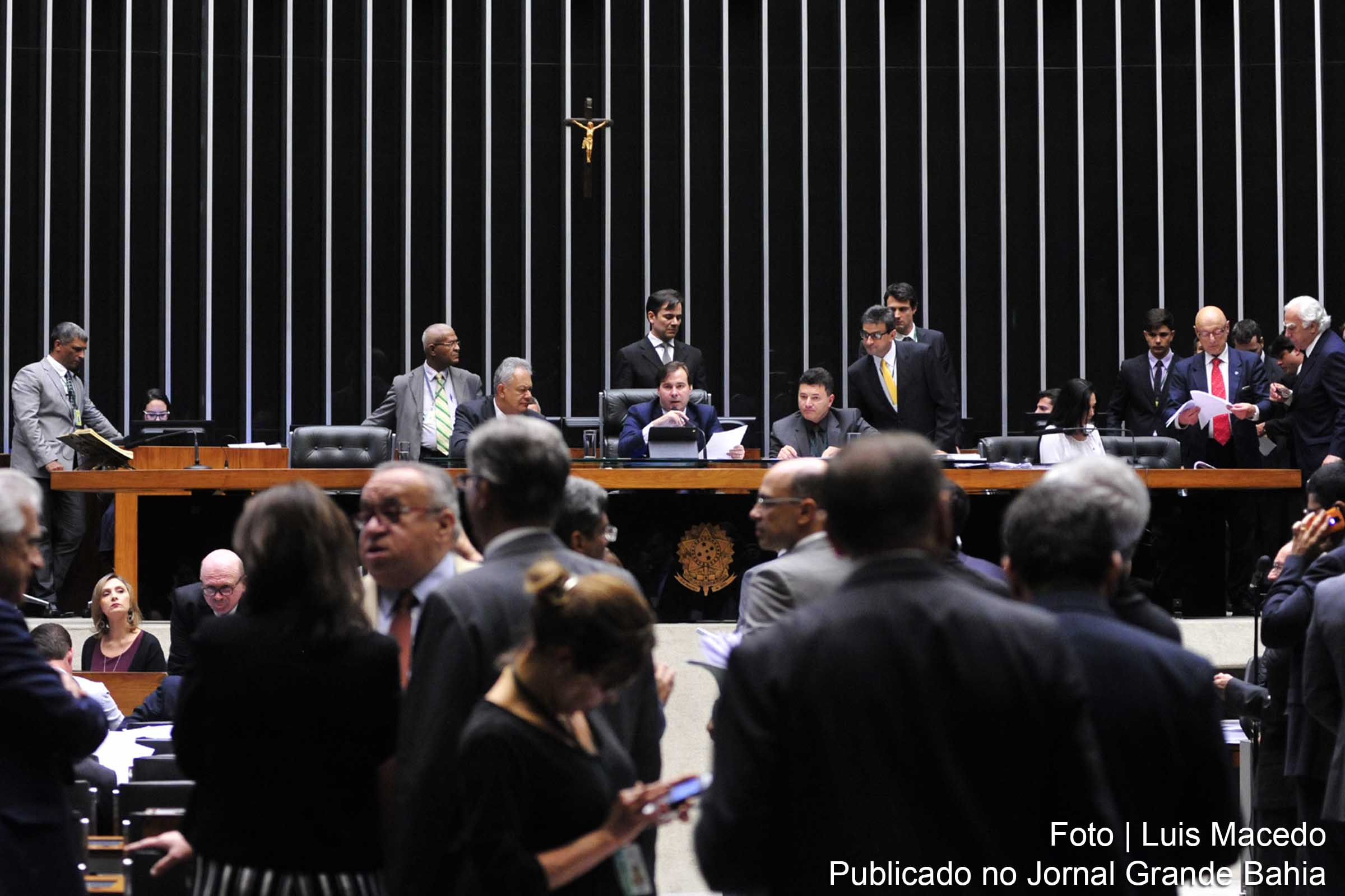 Plenário da Câmara dos Deputados. Parecer do Conselho de Ética que recomenda a cassação de Cunha é lido.