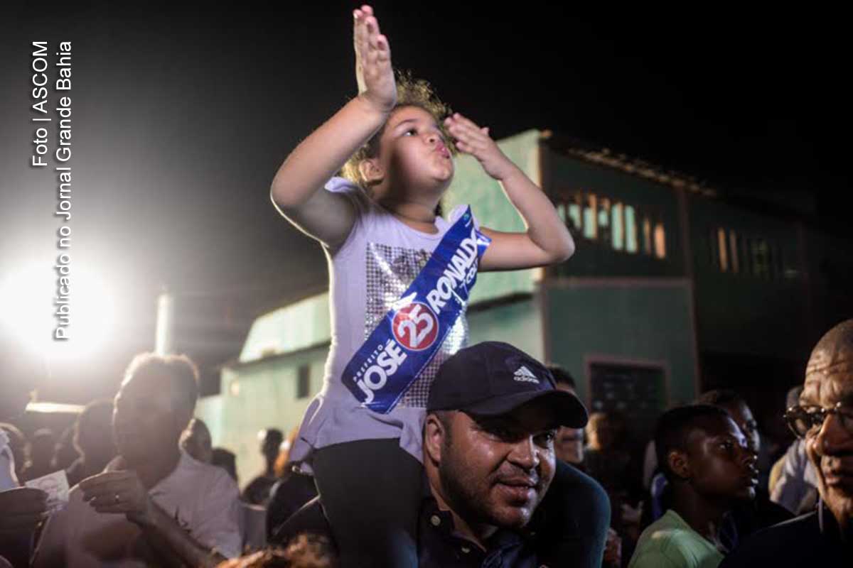 População participa da festa da democracia.