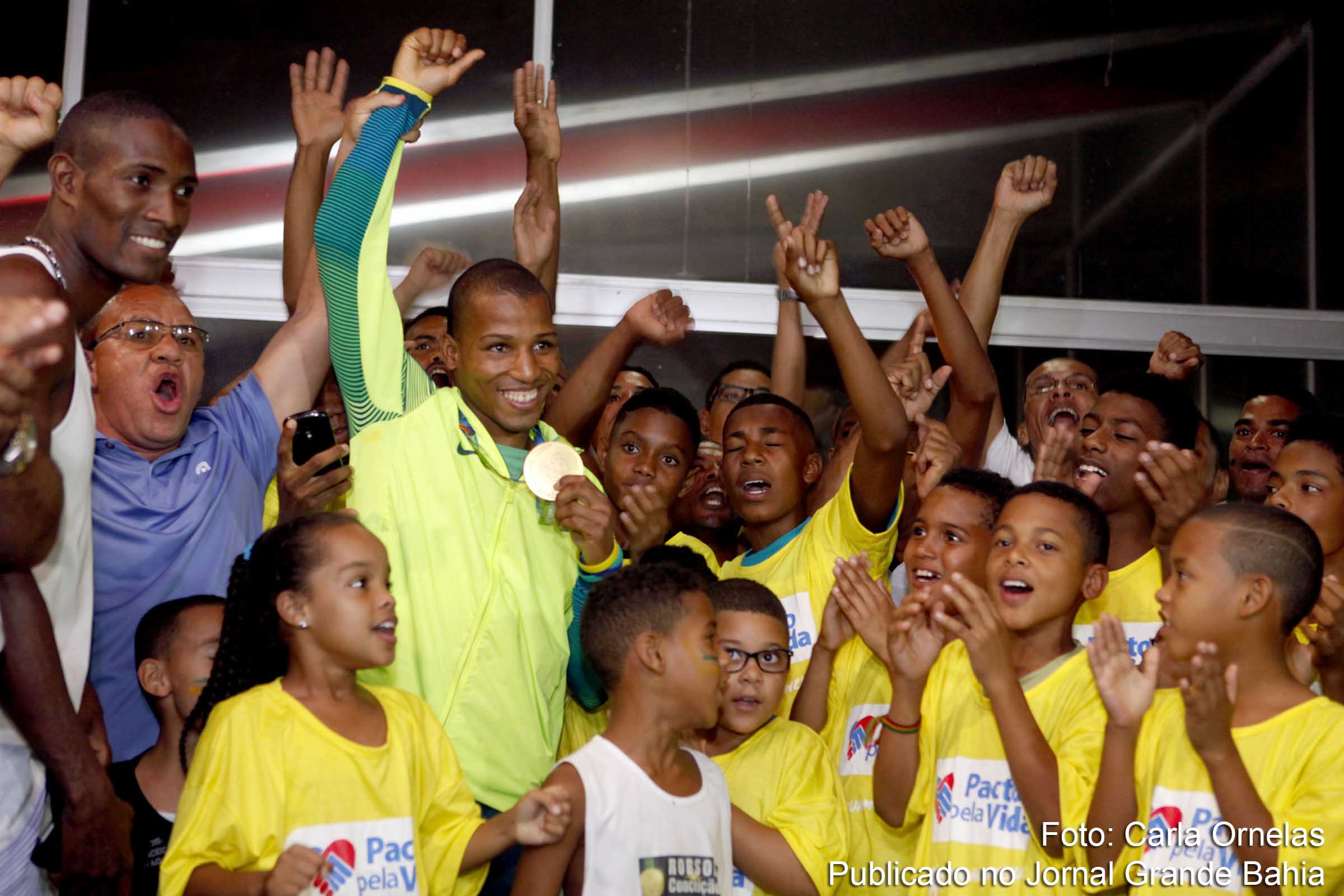 Robson Conceição ao lado de alunos do programa 'Pacto pela Vida'. Os lutadores Robson Conceição e Alemão dedicam parte do tempo a ensinar boxe a crianças e adultos.