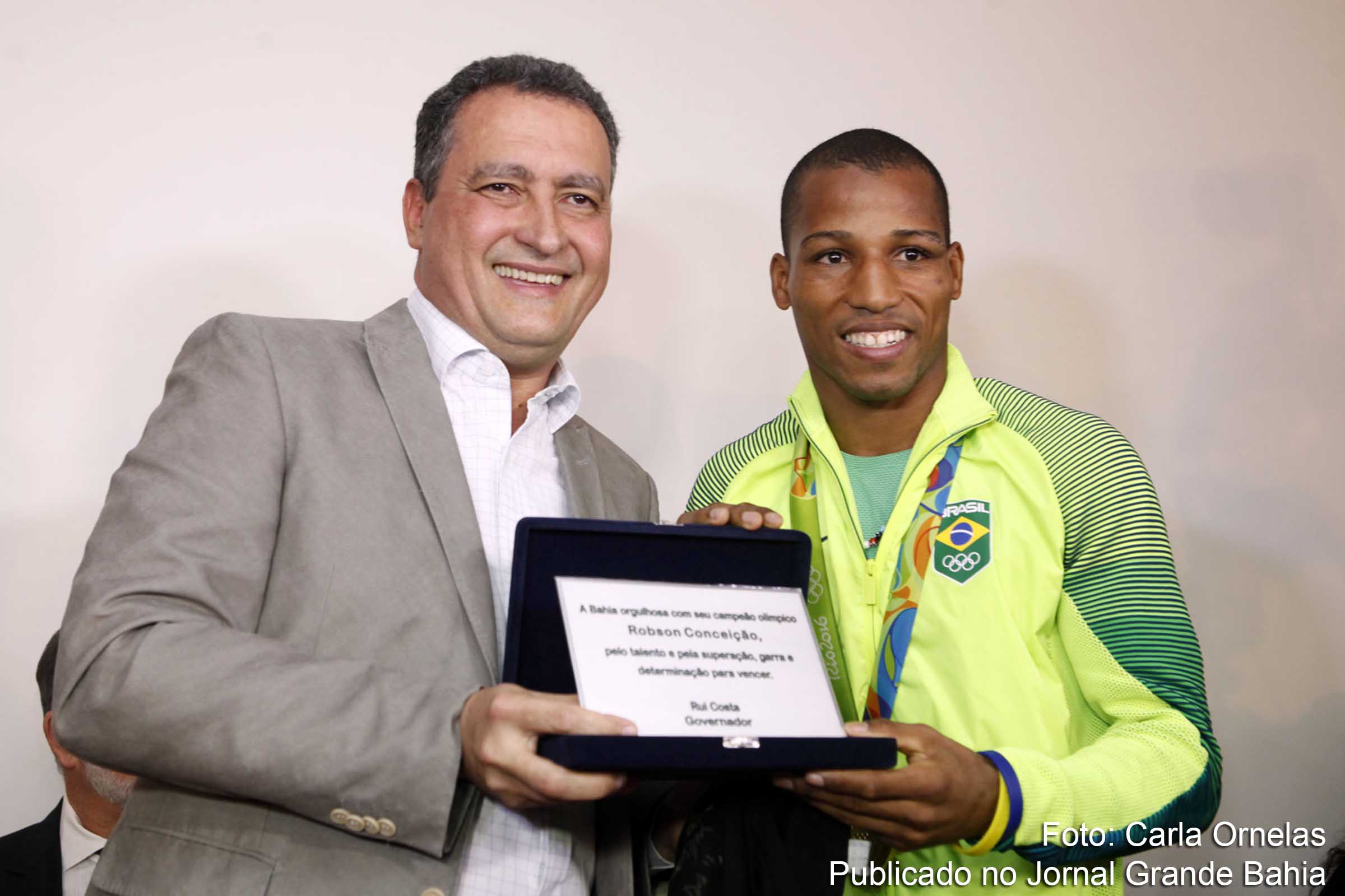 Governador Rui Costa e o pugilista Robson Conceição. Contratação do desportista pelo governo objetiva usar esporte como instrumento de educação e inclusão social.