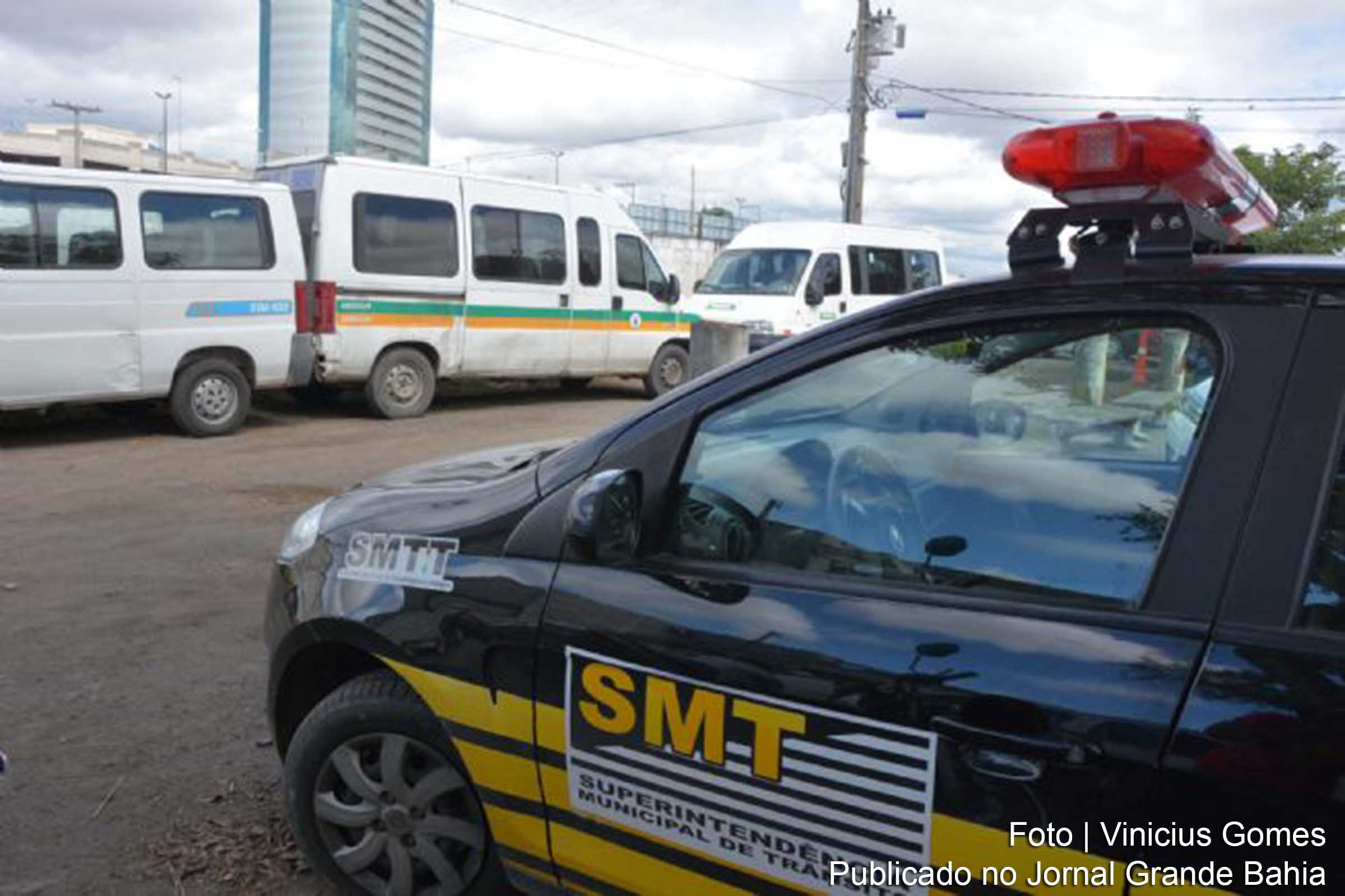 SMTT apreende vans intermunicipais por transporte ilegal de passageiros.