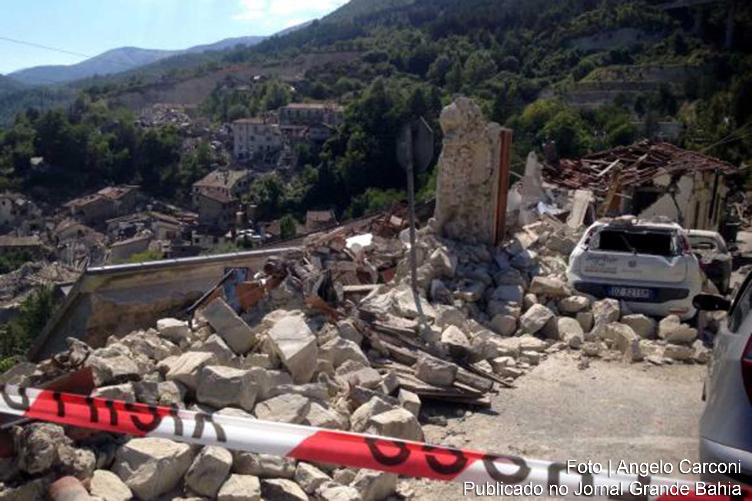 Vista dos destroços provocados pelo terremoto de magnitude 6,2 graus na escala Richter, em Pescara del Tronto, região central da Itália.