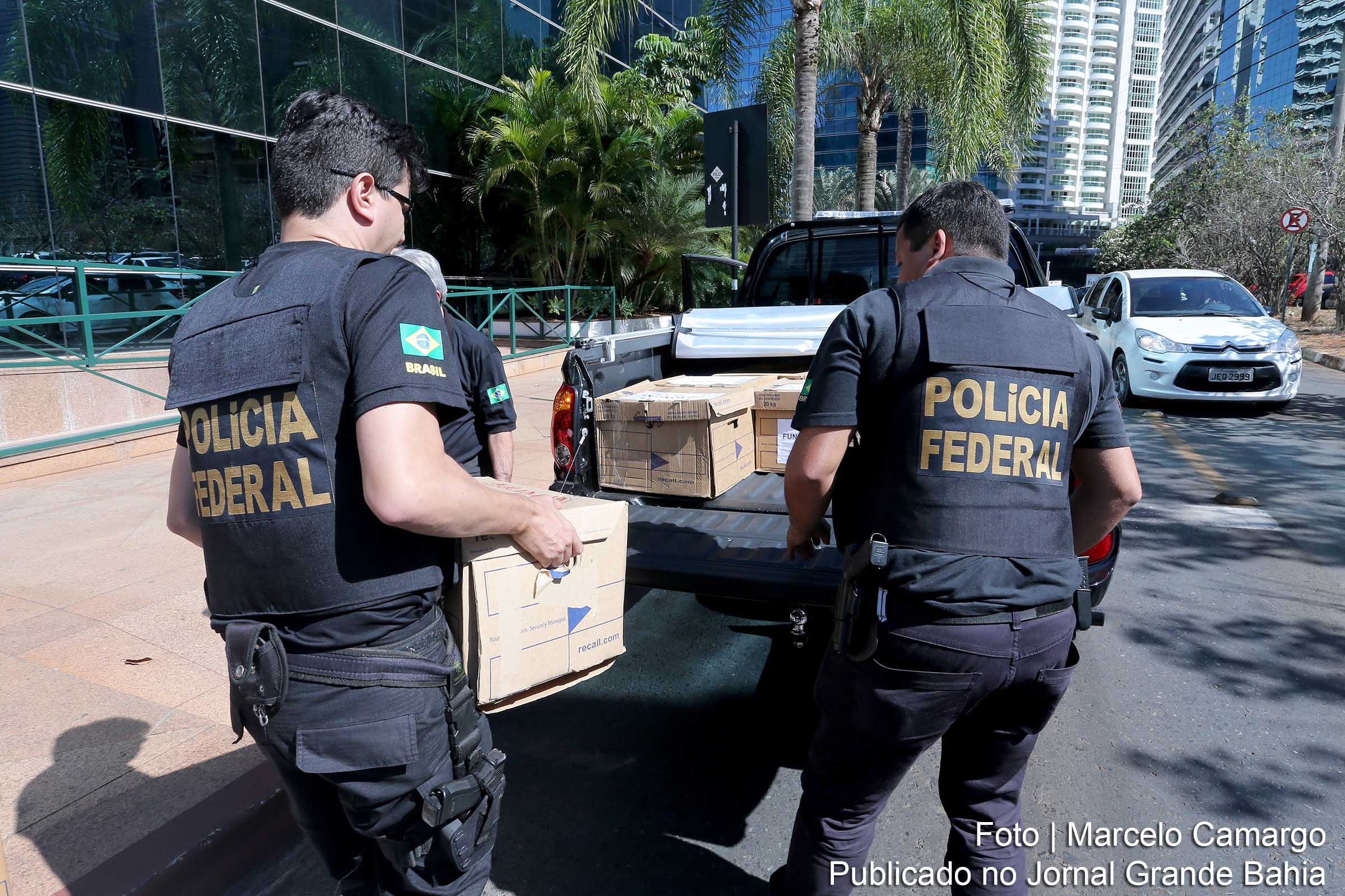 Policial federal retiram documentos da Funcef, apreendidos durante Operação Greenfield.