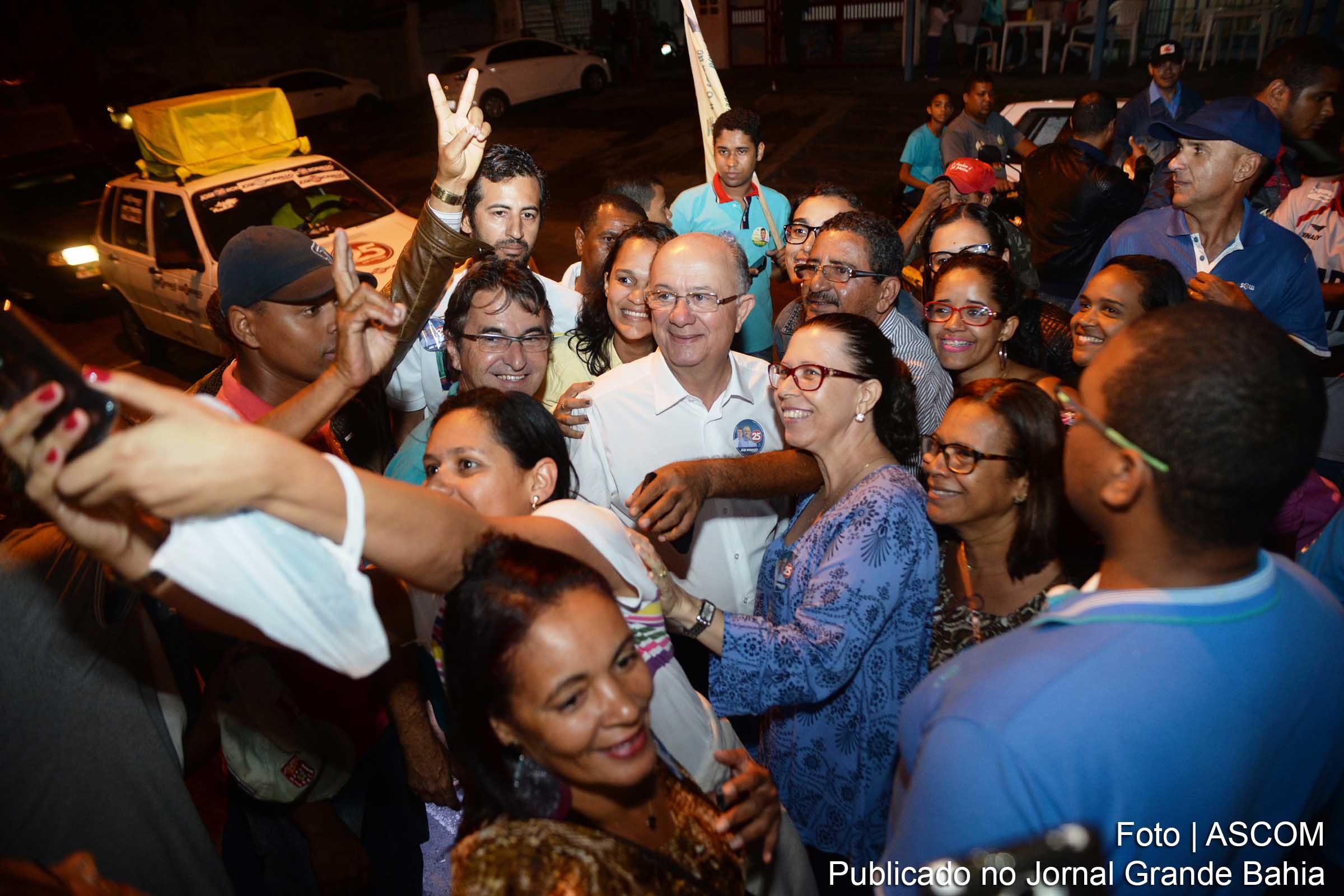 Prefeito José Ronaldo, durante caminhada Olhos D´Água.