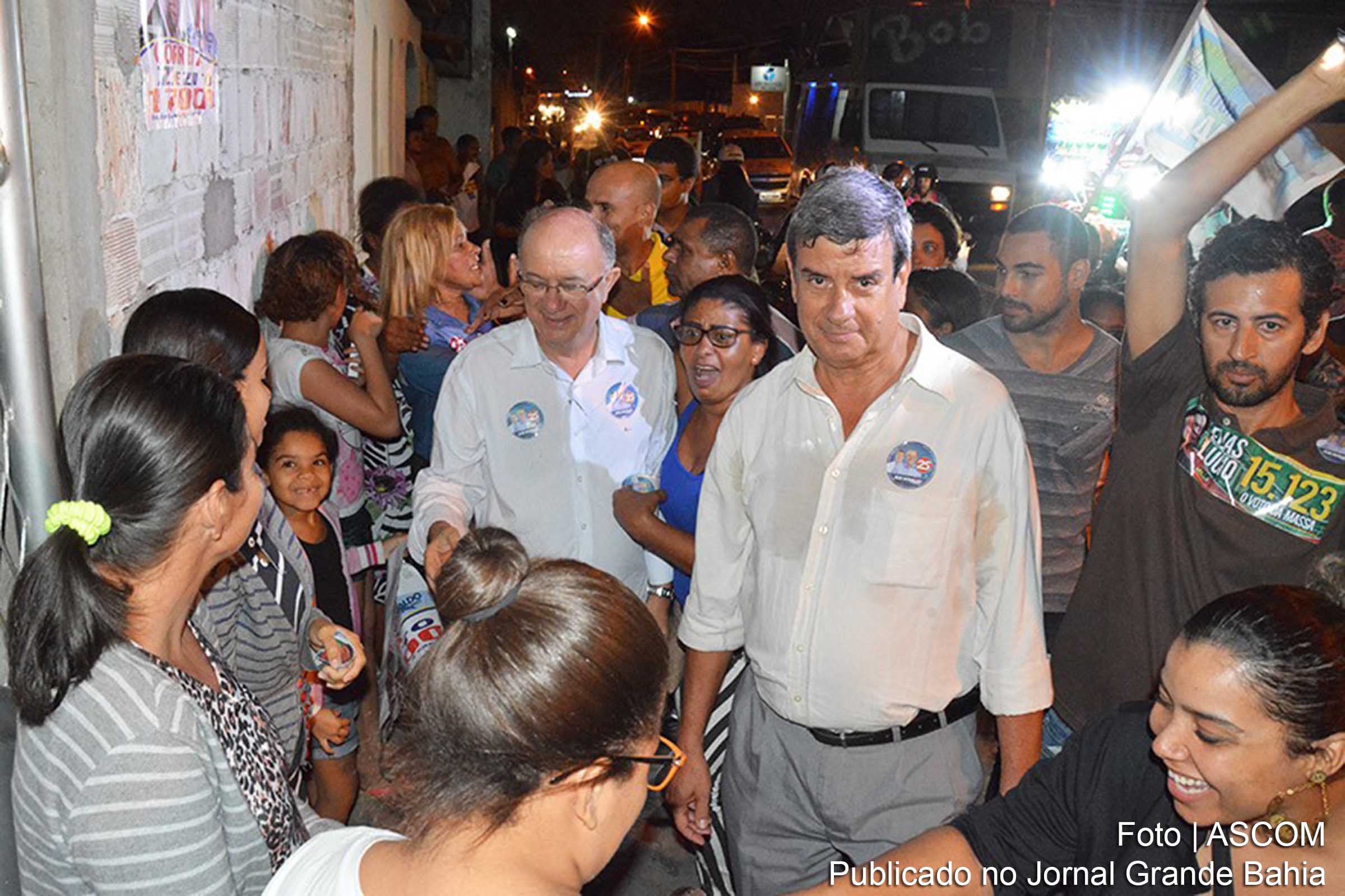 José Ronaldo de Carvalho e Colbert Martins durante caminhada no Bairro Baraúnas.