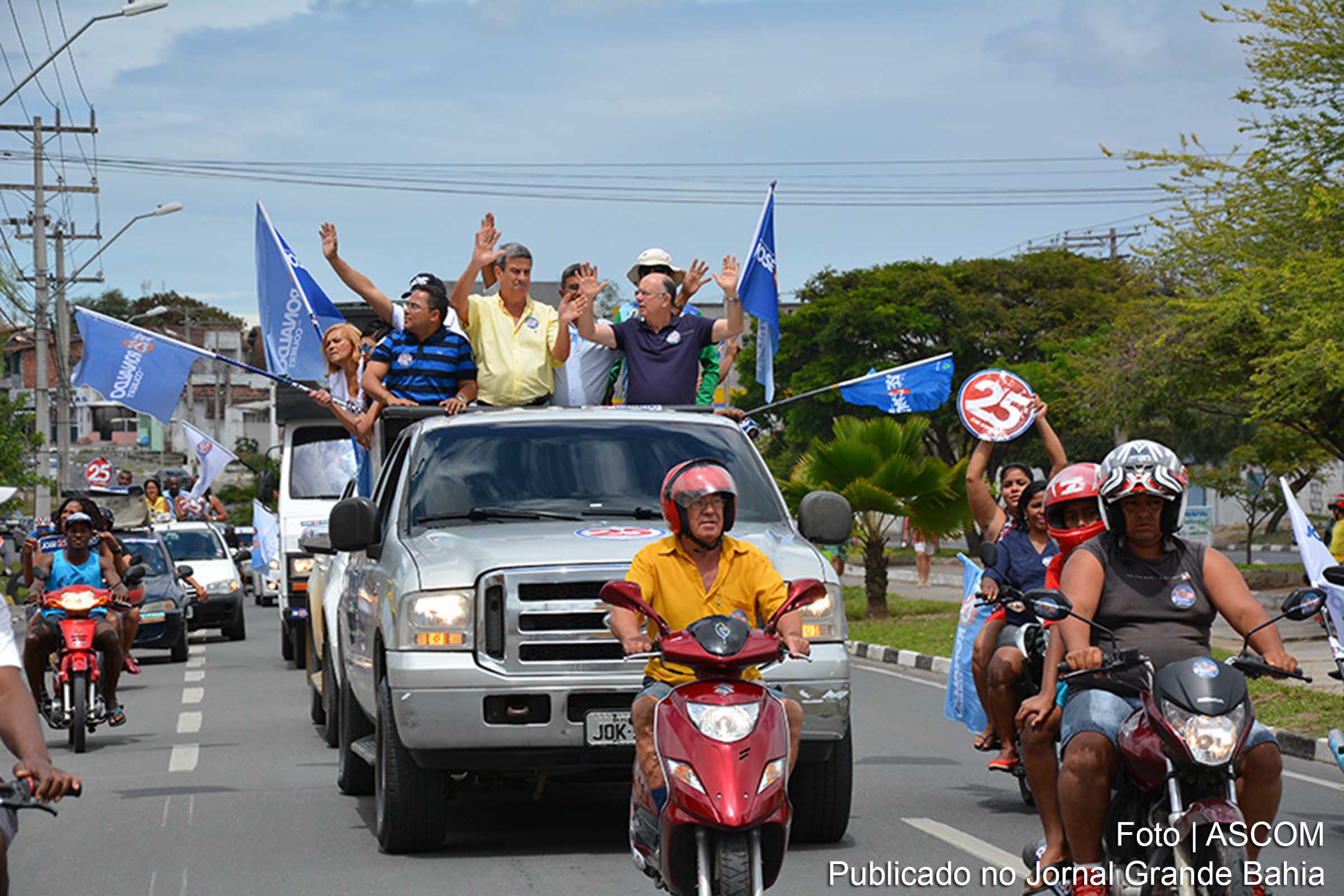 Colbert Martins Filho e José Ronaldo durante carreata.
