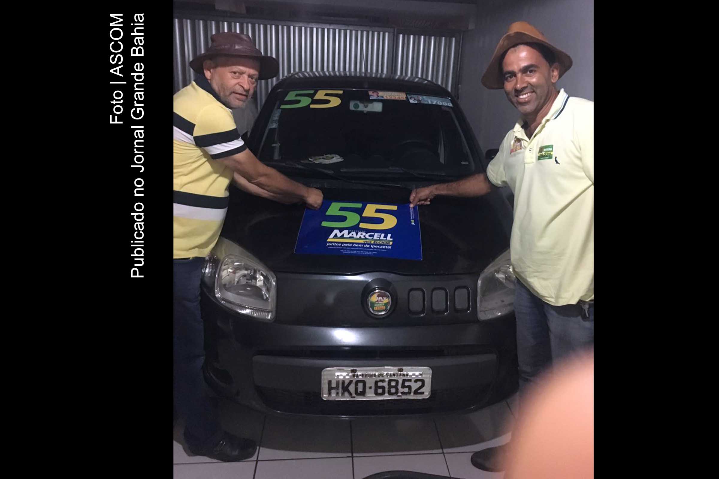 Cidadãos ao lado do veículo do vereador Edson de Souza Gomes (Edson de Ló), com propaganda da campanha do candidato à reeleição Marcell. Contradição política é decorrente de inconfessáveis acordos.