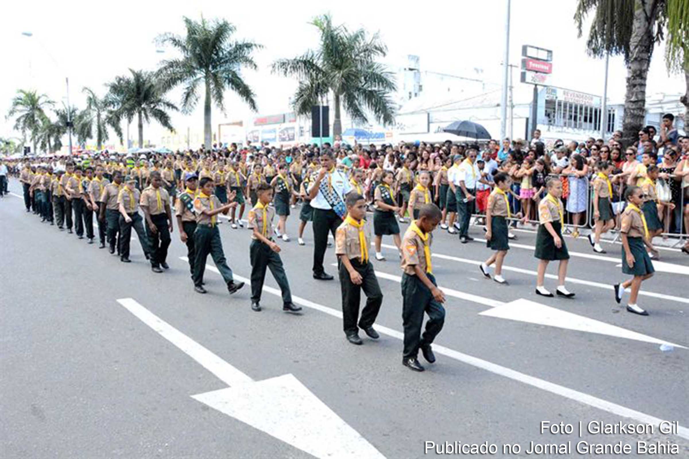 Desbravadores no desfile de Fira de Santana.