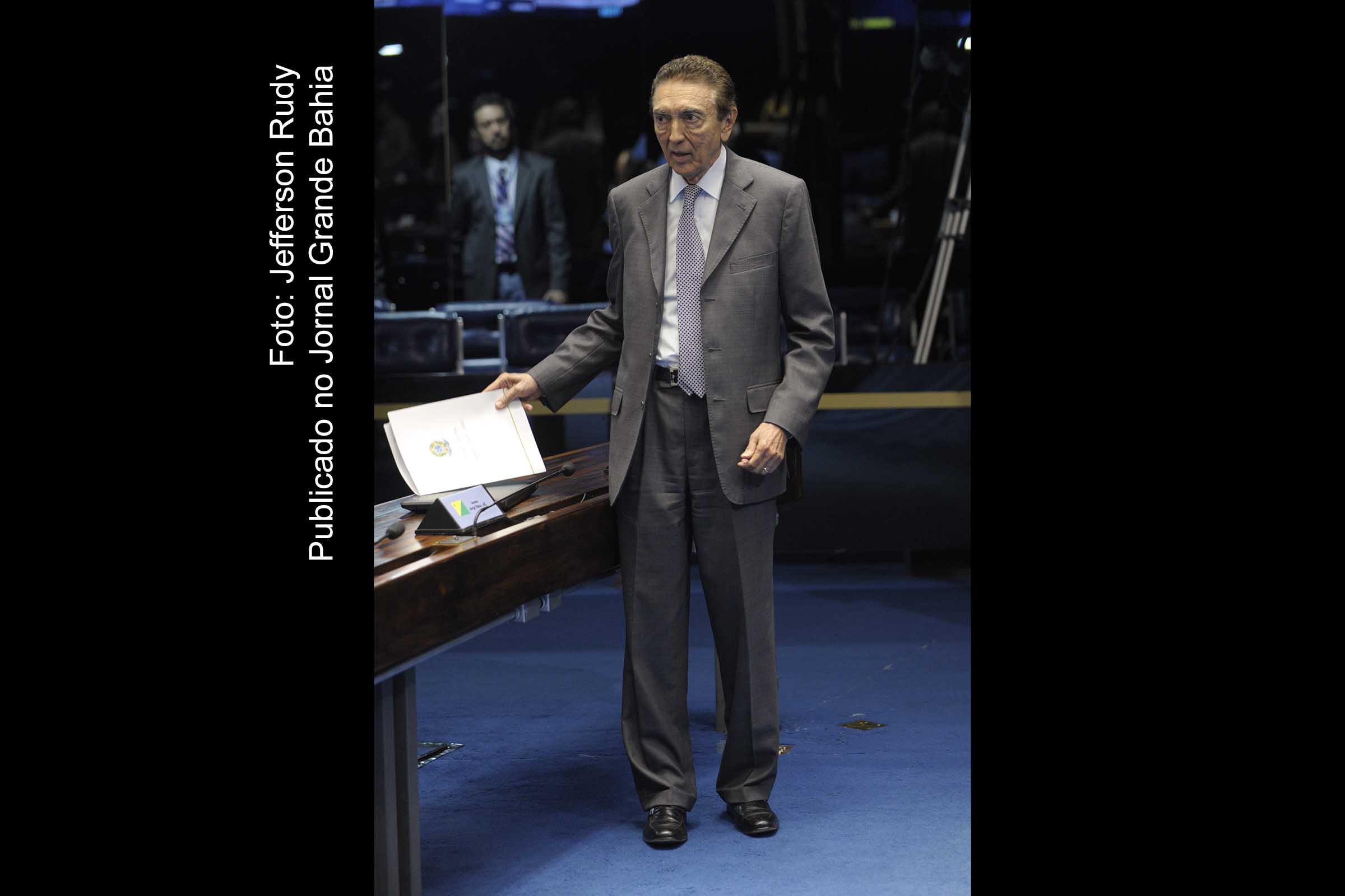 Senador Edison Lobão responde a inquéritos por possível envolvimento em atos de corrupção.