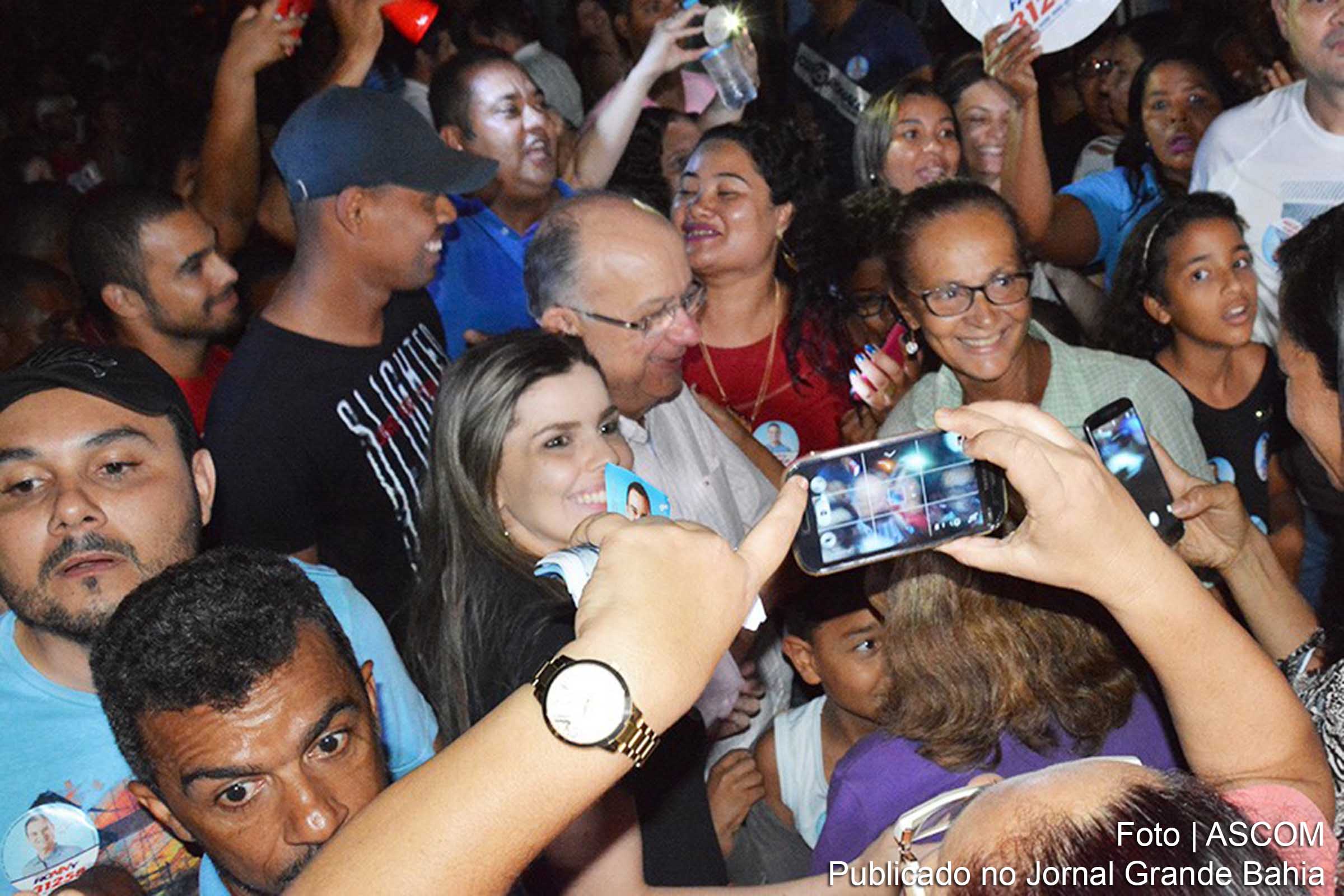 Prefeito José Ronaldo reúnes com populares no bairro Parque Ipê.