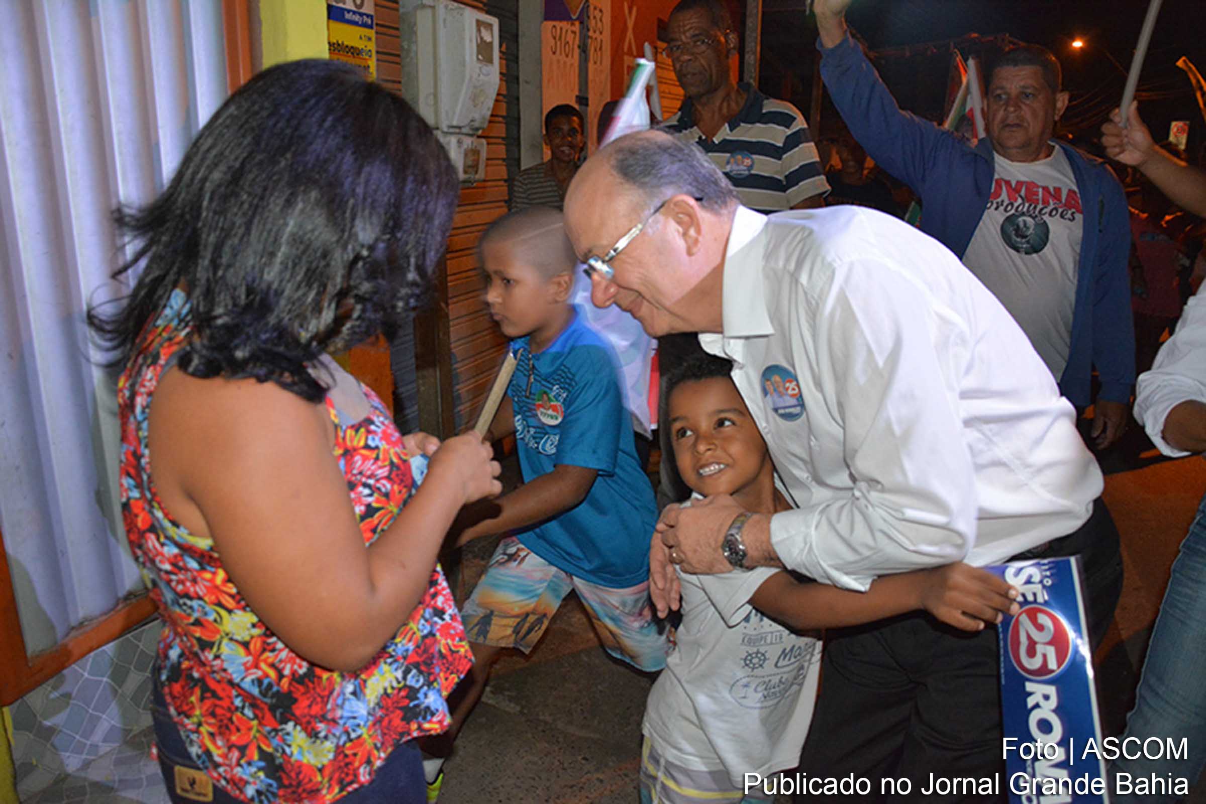Prefeito José Ronaldo durante caminhada em Santo Antonio dos Prazeres.