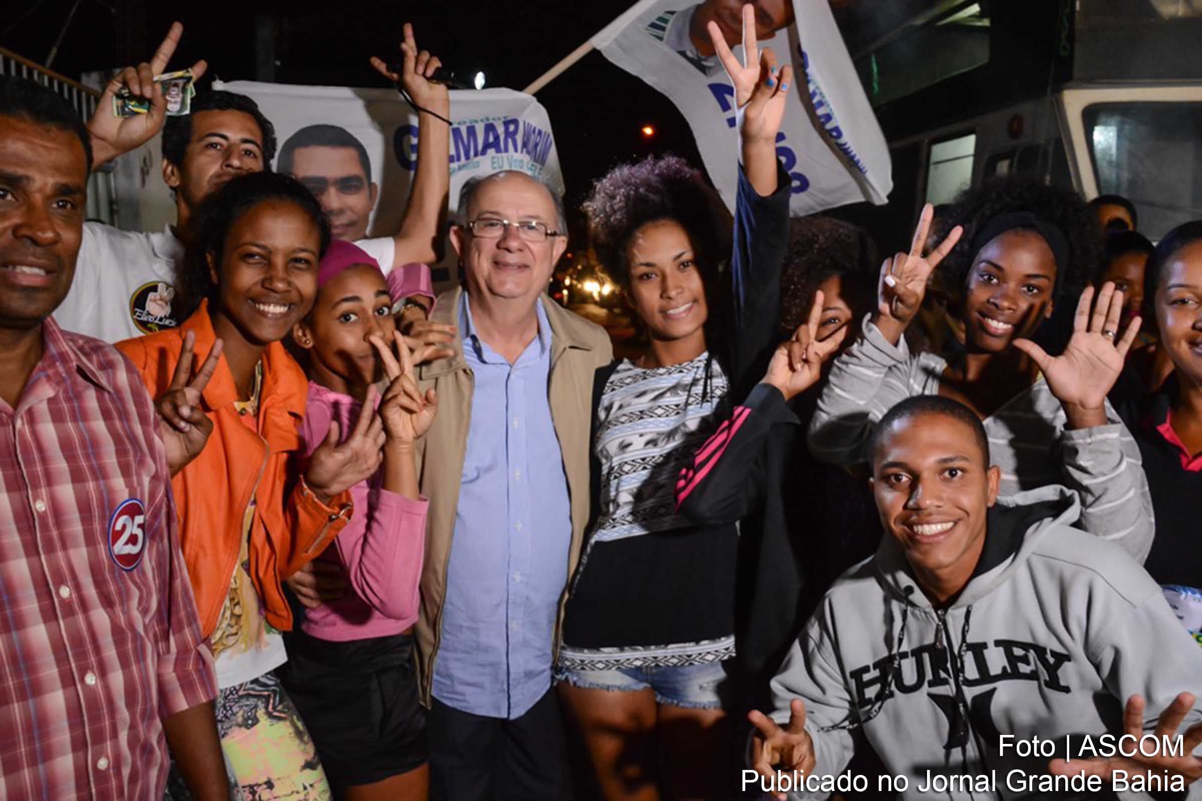 Prefeito José Ronaldo ao lado de moradores do Bairro George Américo.