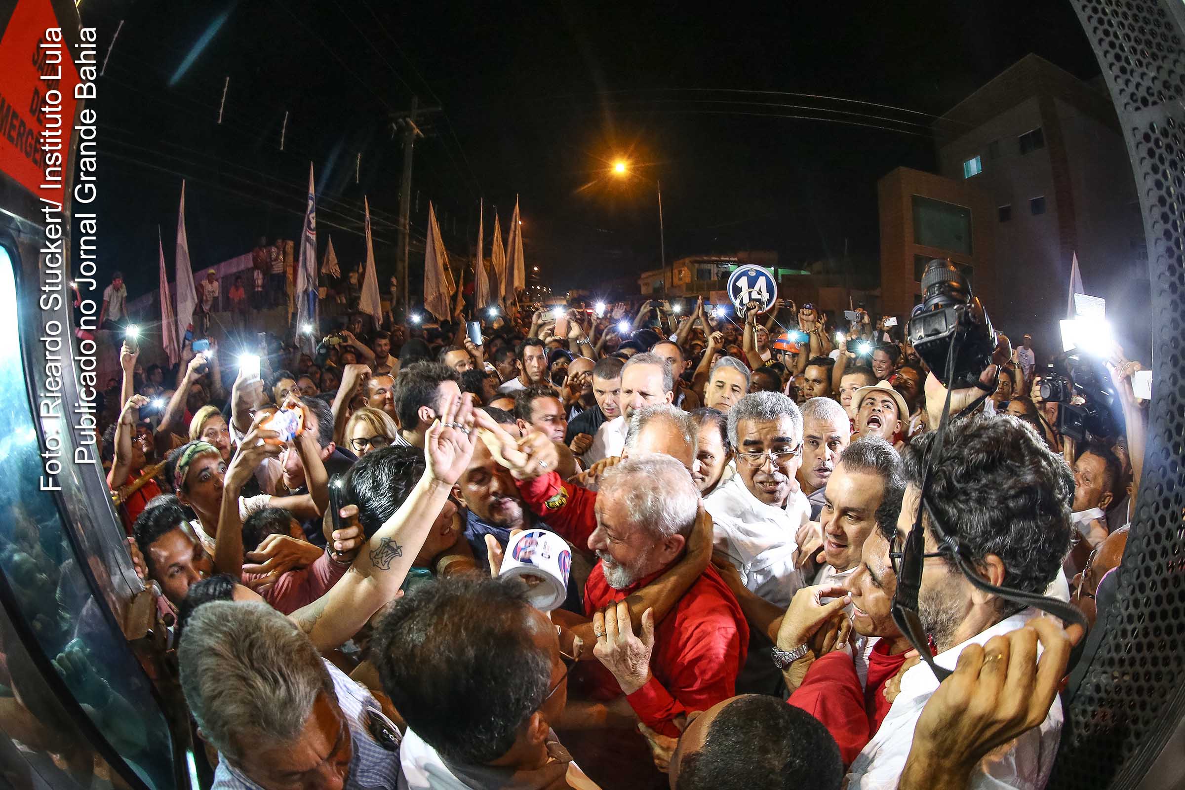 Ex-presidente Lula é recebido com afeto por populares, ao mesmo tempo em que enfrenta o ataque dos fascistas.