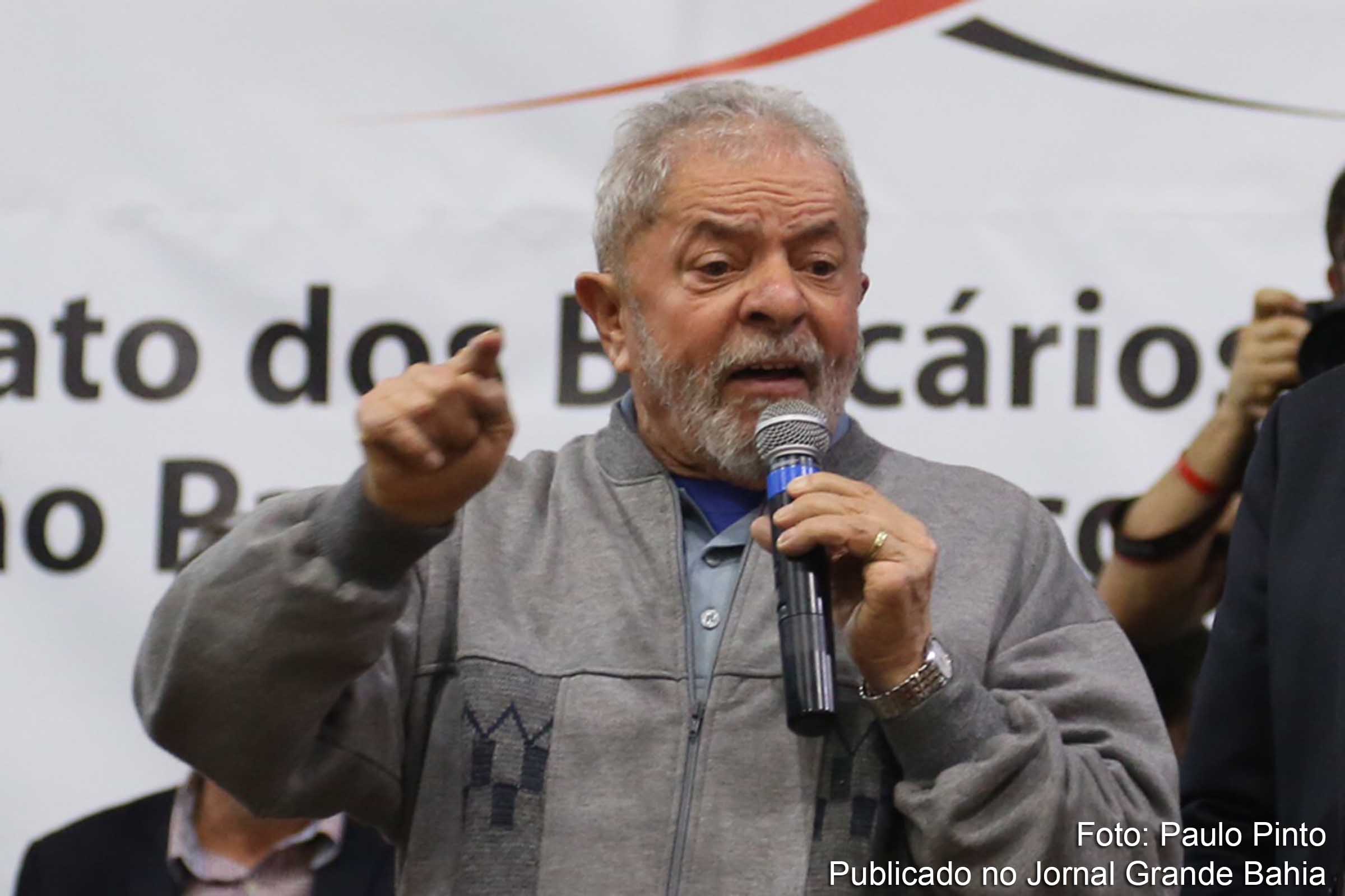 Em sua conta na rede social Facebook, Lula disse que desde 30 de janeiro tornou públicos os documentos que provariam que ele não é o dono do triplex.