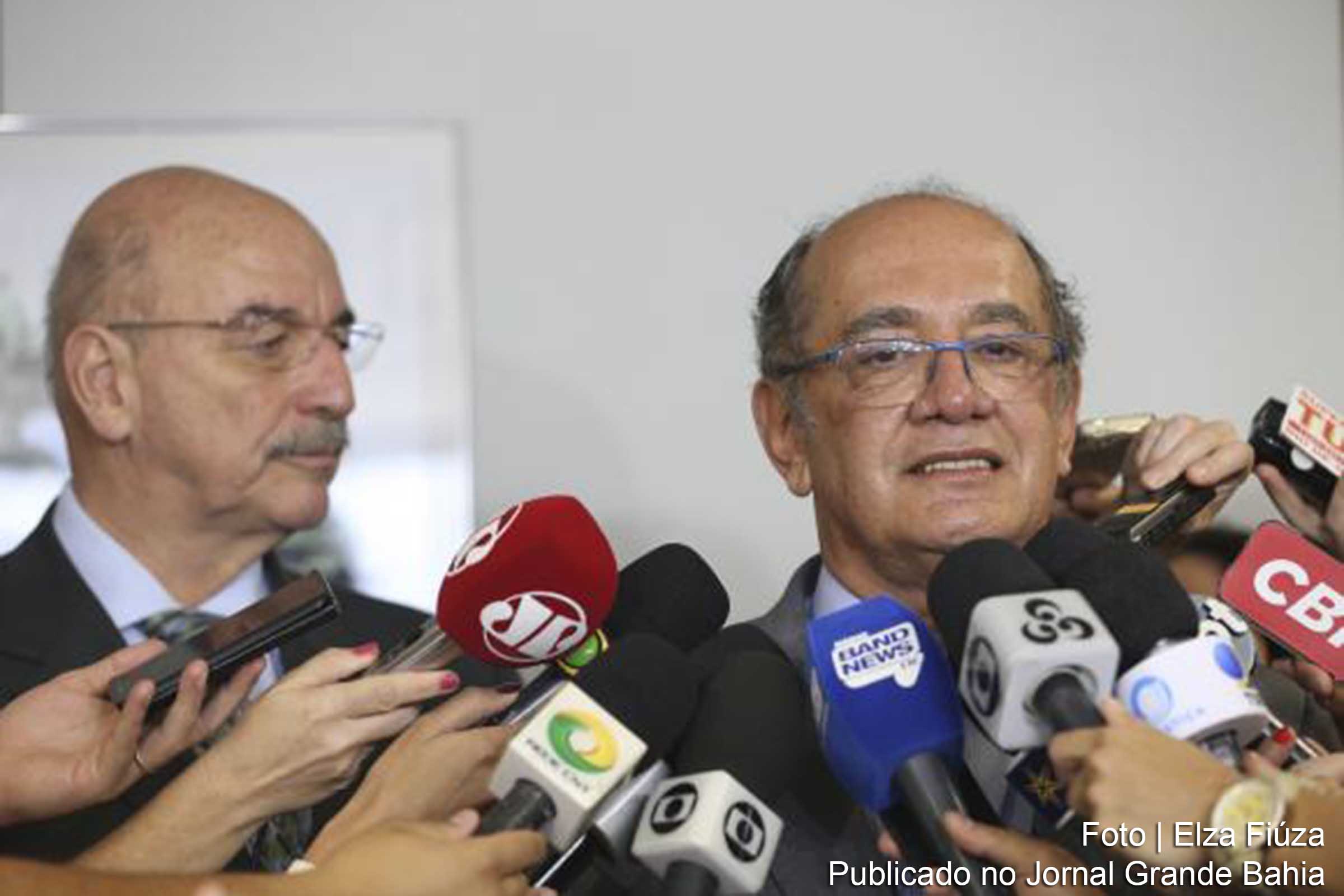 Ministro Gilmar Mendes (D) entrega ao ministro do Desenvolvimento Social e Agrário, Osmar Terra, dados sobre doadores de campanha que aparecem como beneficiários do Bolsa Família.