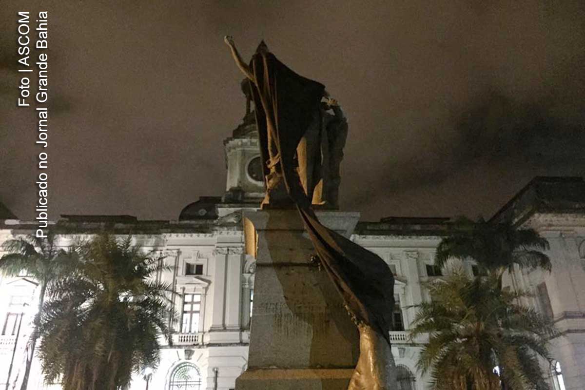 Monumento à Justiça localizado no pátio da Faculdade de Direito da Universidade Federal de Pernambuco é recoberto com manto negro. Democracia enfrenta a longa noite da injustiça.