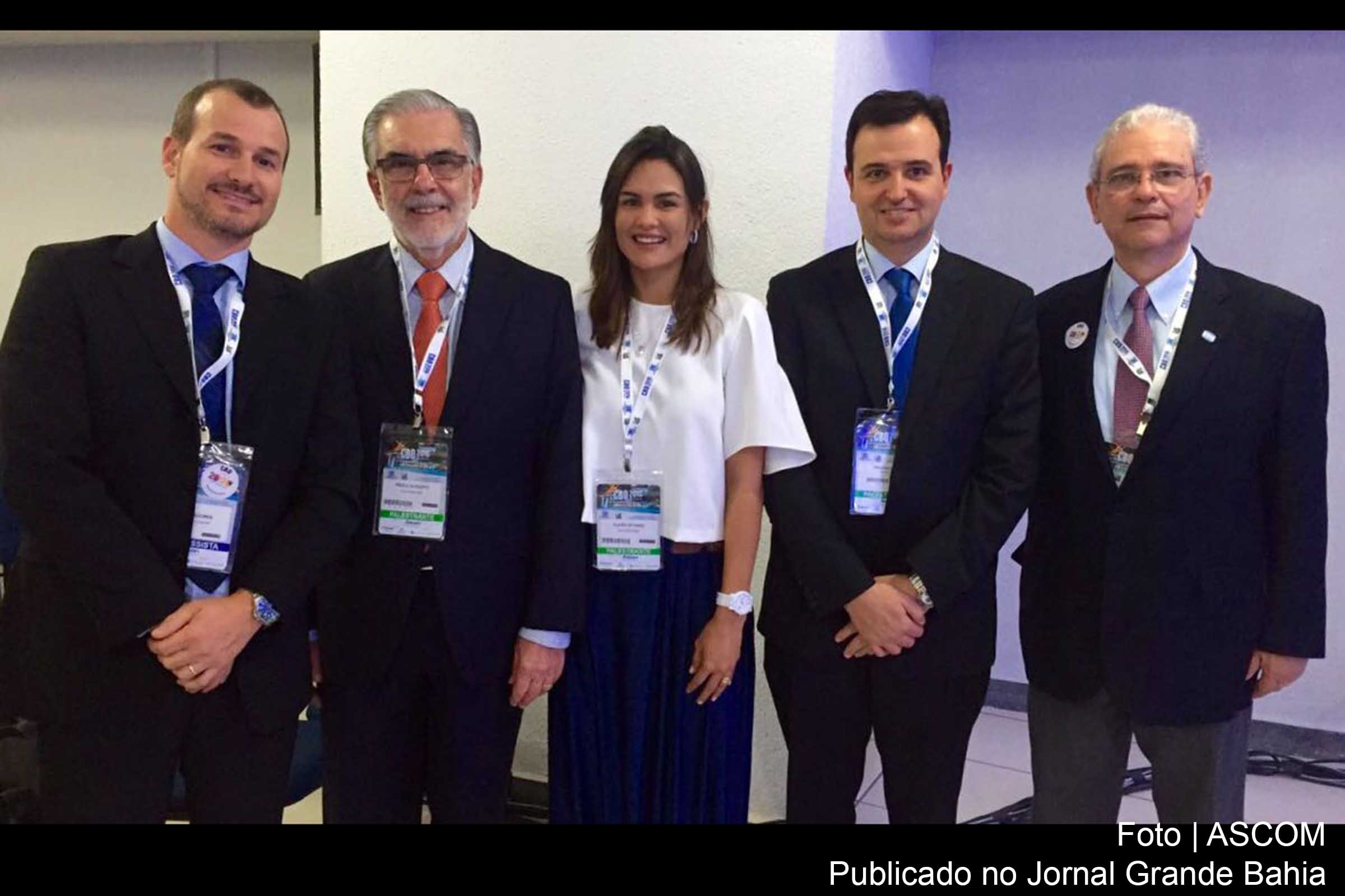 Os médicos Alex Ozores e Clara Afonso, membros da equipe de profissionais do Hospital de Olhos (HCOE) comemora aprovação da Residência Médica.