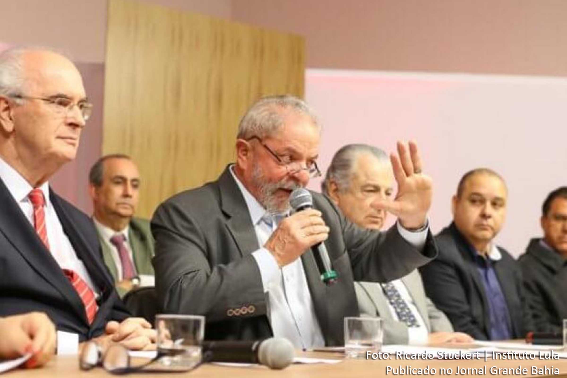 Contra o fascismo: Perseguição ao ex-presidente Lula é criticada e repercute internacionalmente