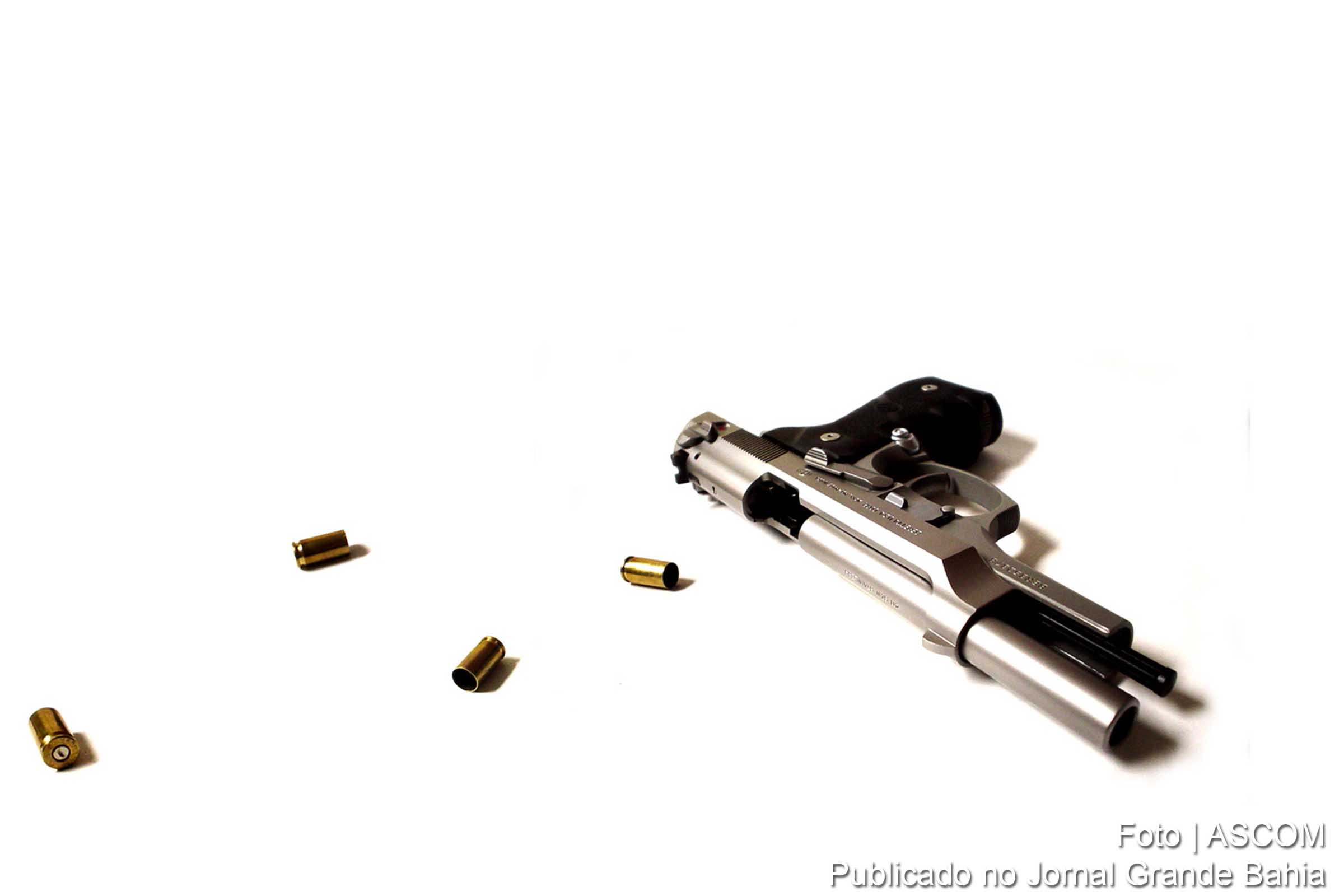 Pistola automática e projéteis.