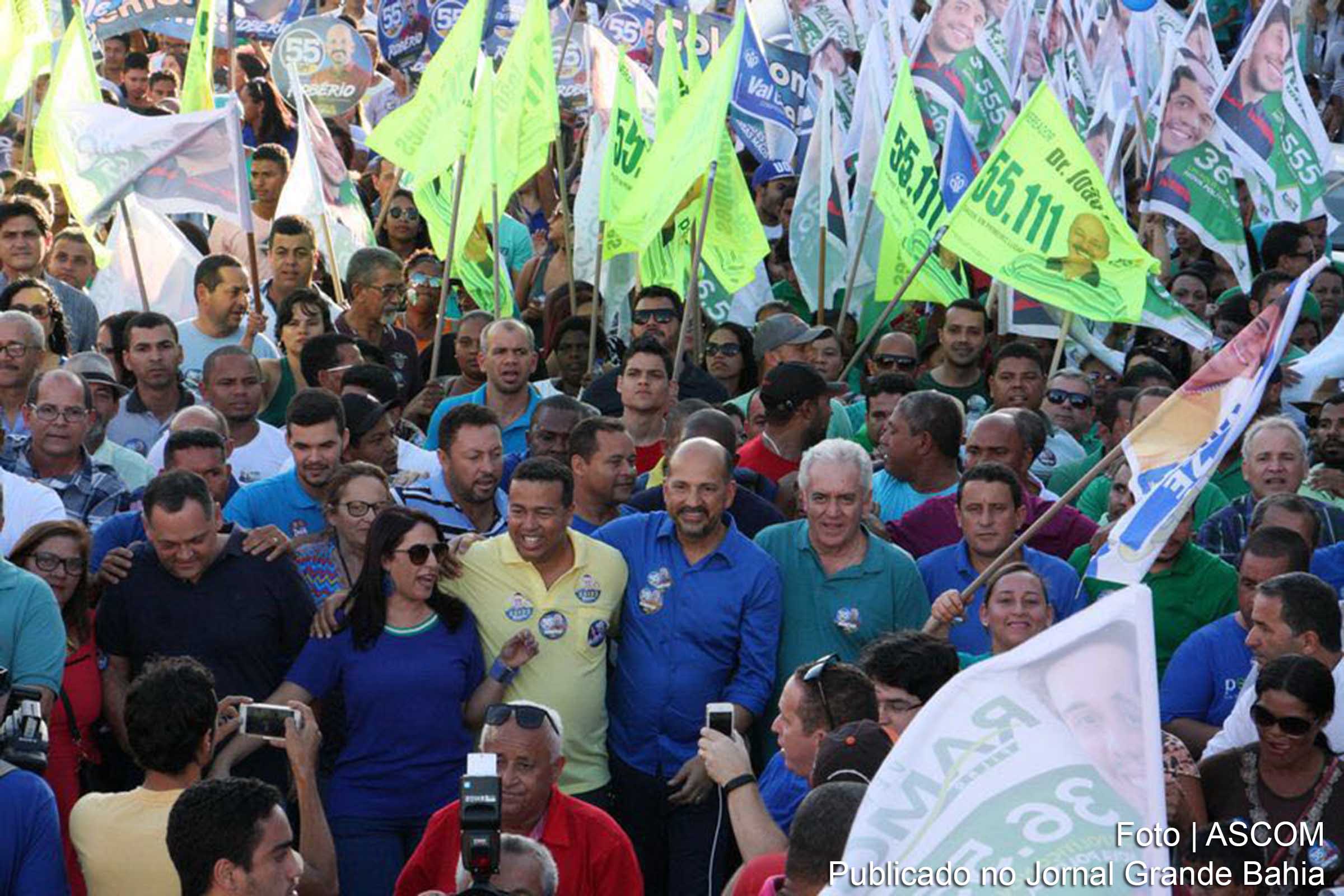 Renatinho Oxarope e Otto Alencar realizam caminhada em Eunápolis.