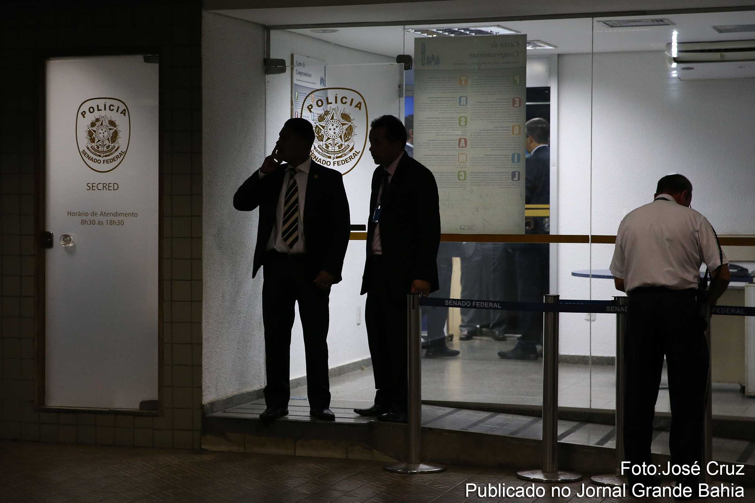 A Polícia Federal prendeu policiais legislativos suspeitos atrapalhar a Operação Lava Jato.