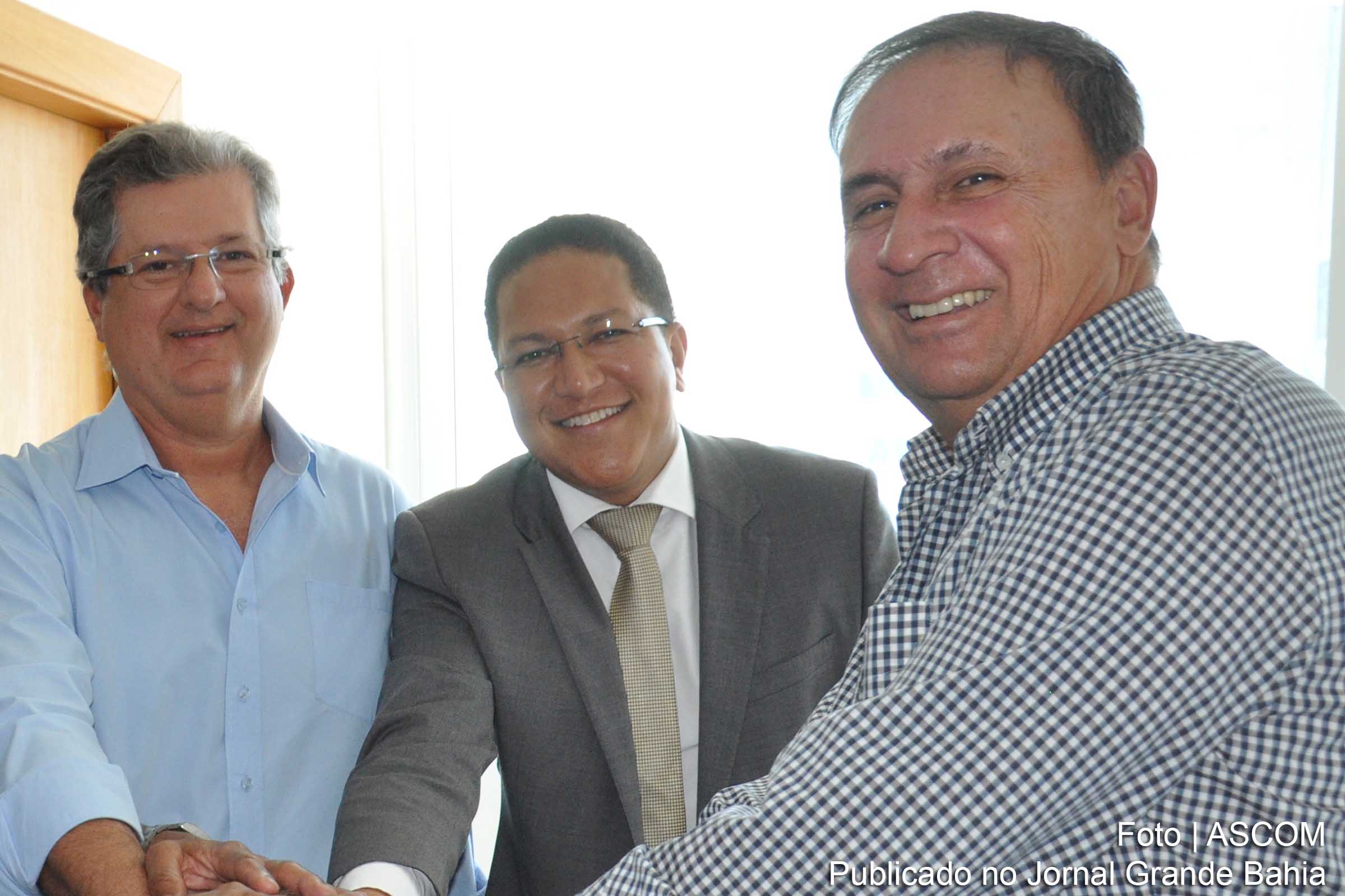 Deputados Jutahy Júnior, Augusto Castro e João Gualberto comemoram.