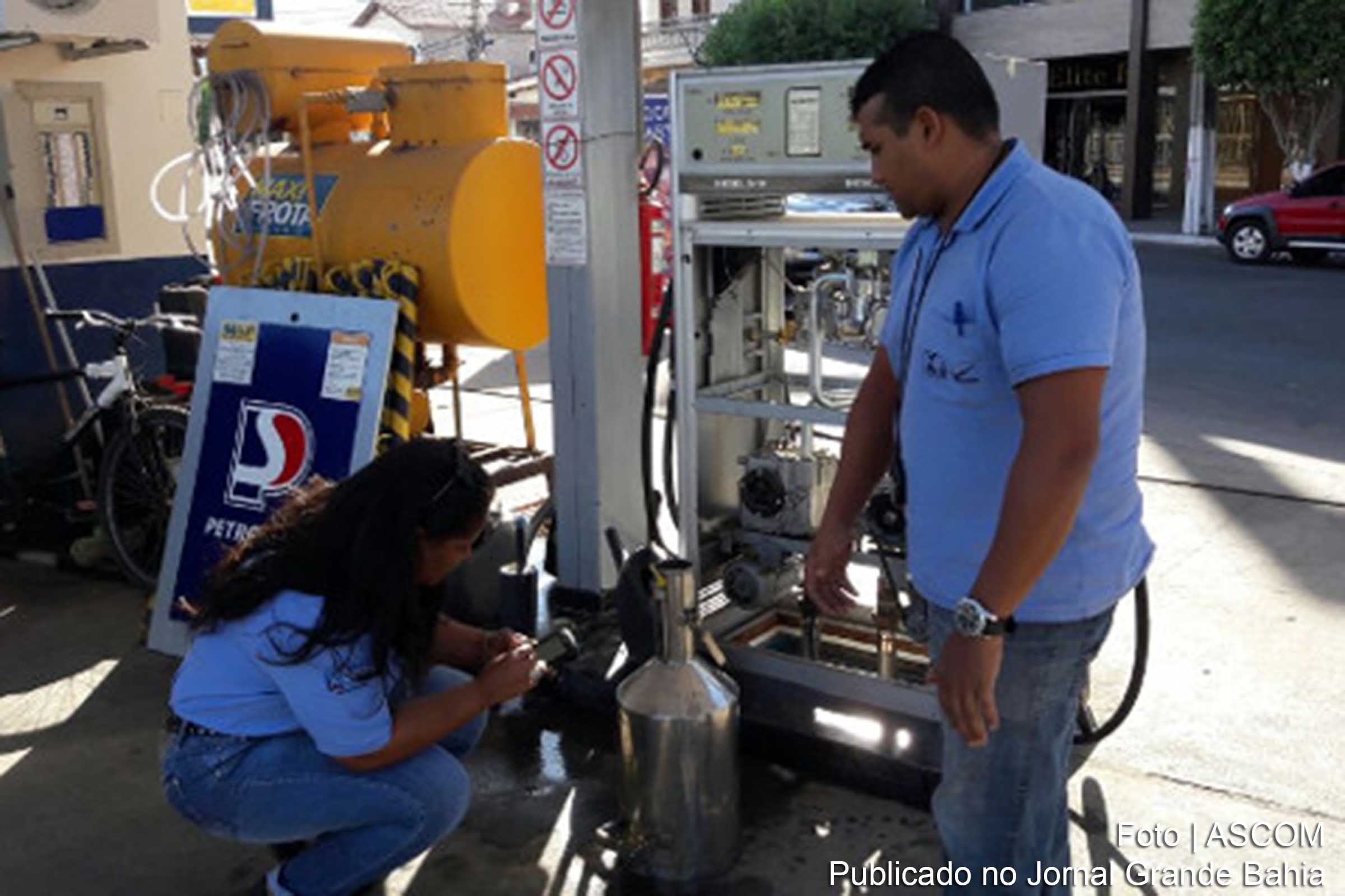 Instituto Baiano de Metrologia e Qualidade (Ibametro) fiscaliza postos de combustíveis.