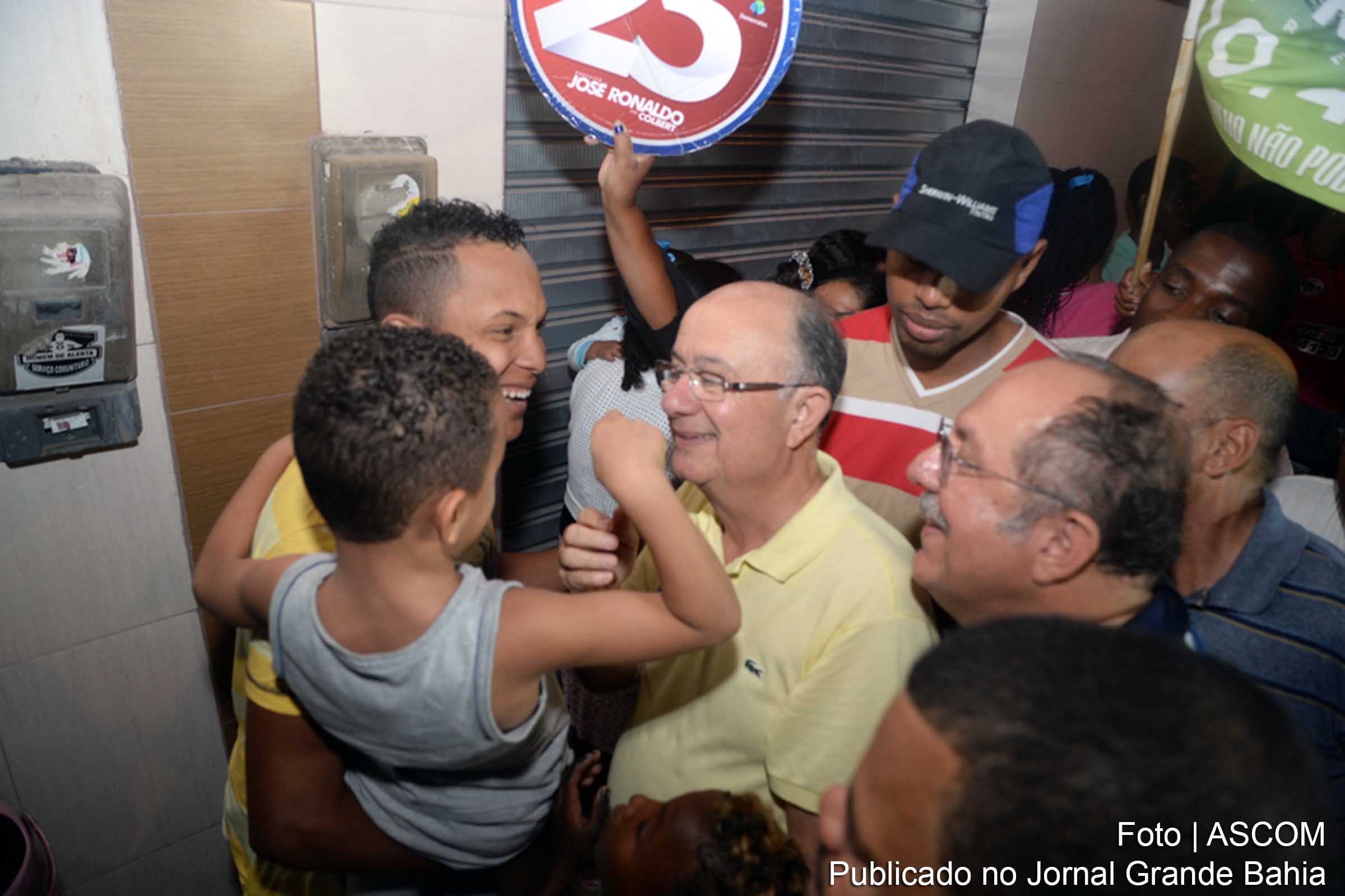 José Ronaldo de Carvalho, liderança carismática e apoio popular marcam trajetória do prefeito.