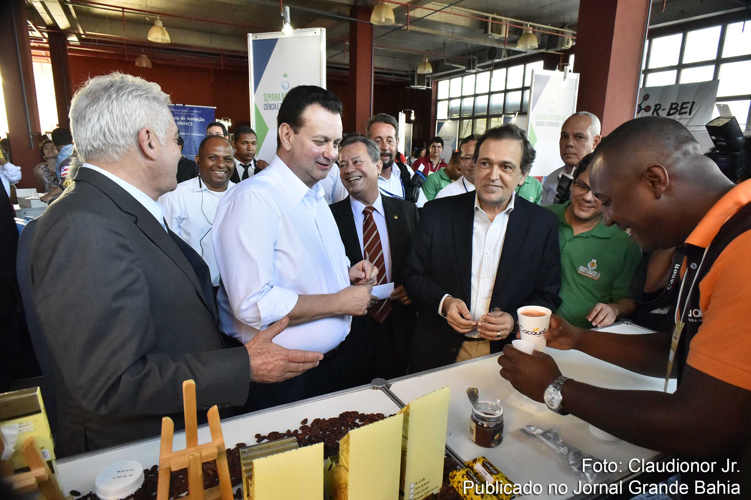 Ministro Gilberto Kassab e secretário Walter Pinheiro. Governo da Bahia amplia esforços para melhorar a qualidade da educação em vários níveis.