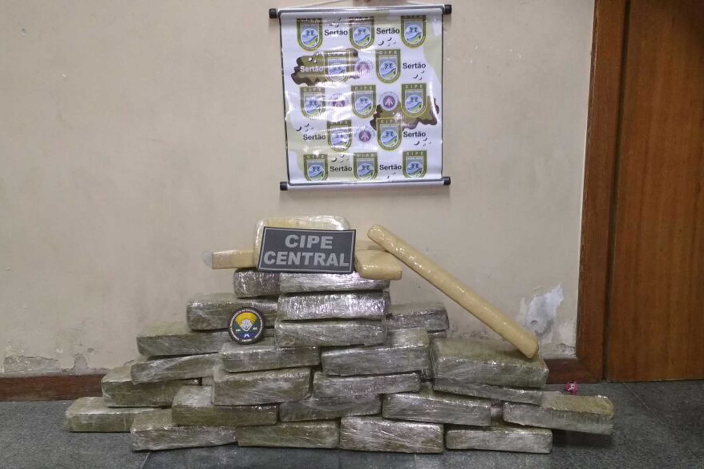 Polícia Federal apreende 41 kg de maconha e 1 kg de cocaína.