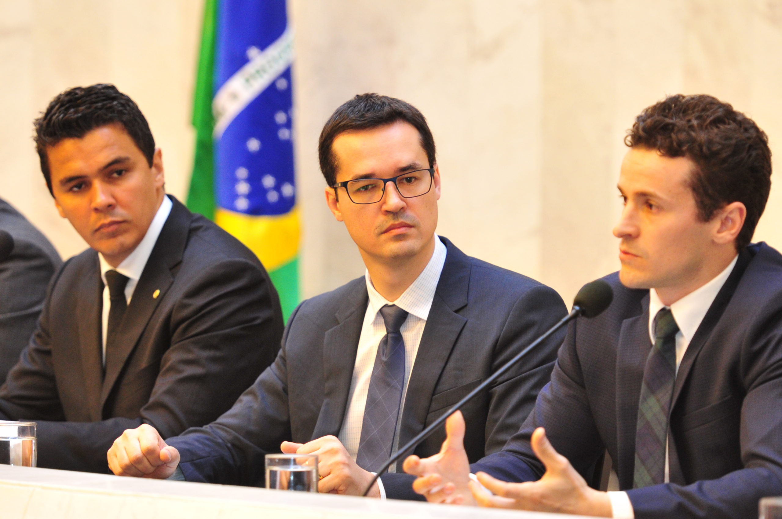 Procuradores da República que atuam na Força-tarefa do Caso Lava Jato. Atuação desqualificada contra ex-presidente Lula evidência comprometimento ético, moral e legal.