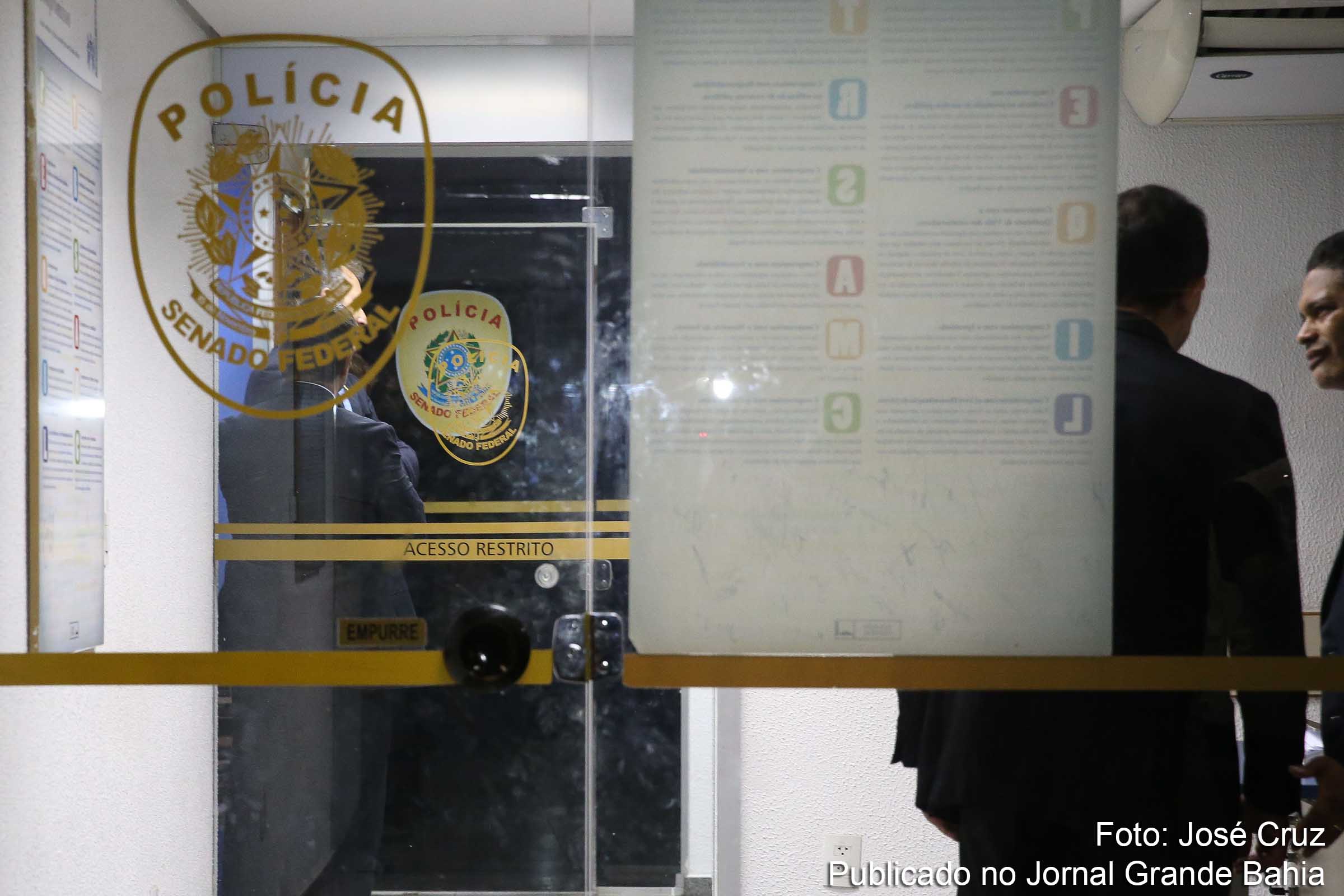 Agentes da Polícia Federal cumprem mandados judiciais na Polícia Legislativa do Senado.