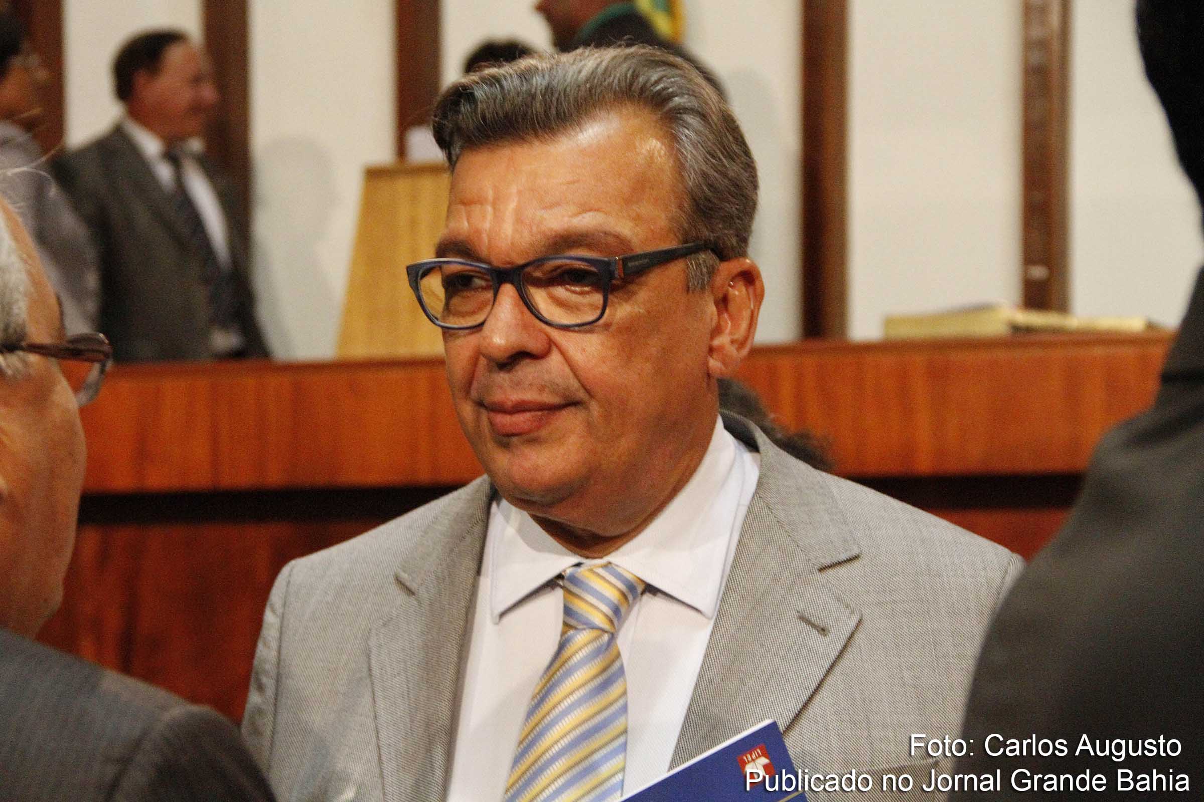Deputado Targino Machado critica descompasso entre interesse público, elevados salários e valores culturais nas decisões do Poder Judiciário.