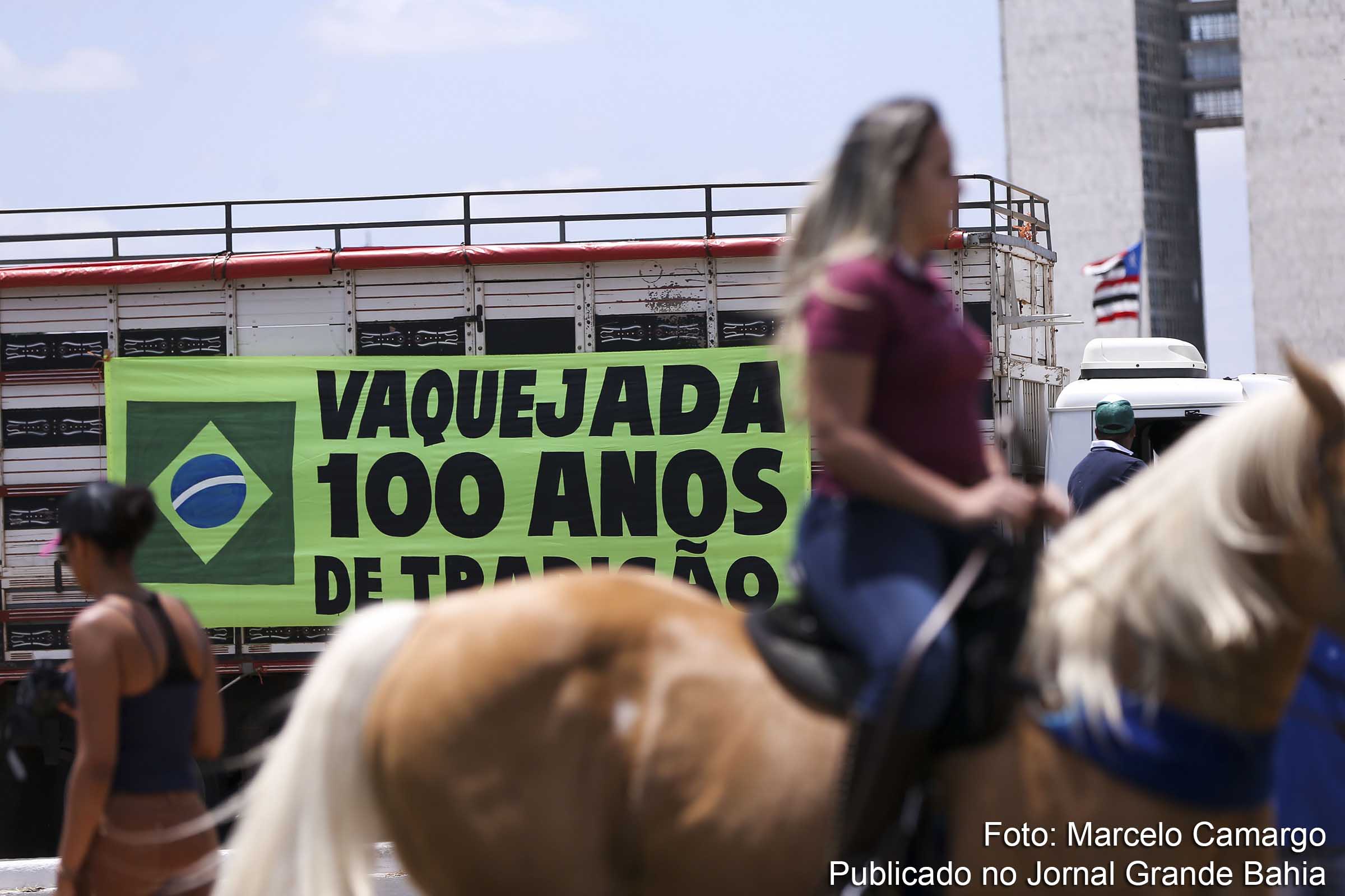 Vaqueiros protestam, na Esplanada dos Ministérios, contra a proibição da vaquejada.