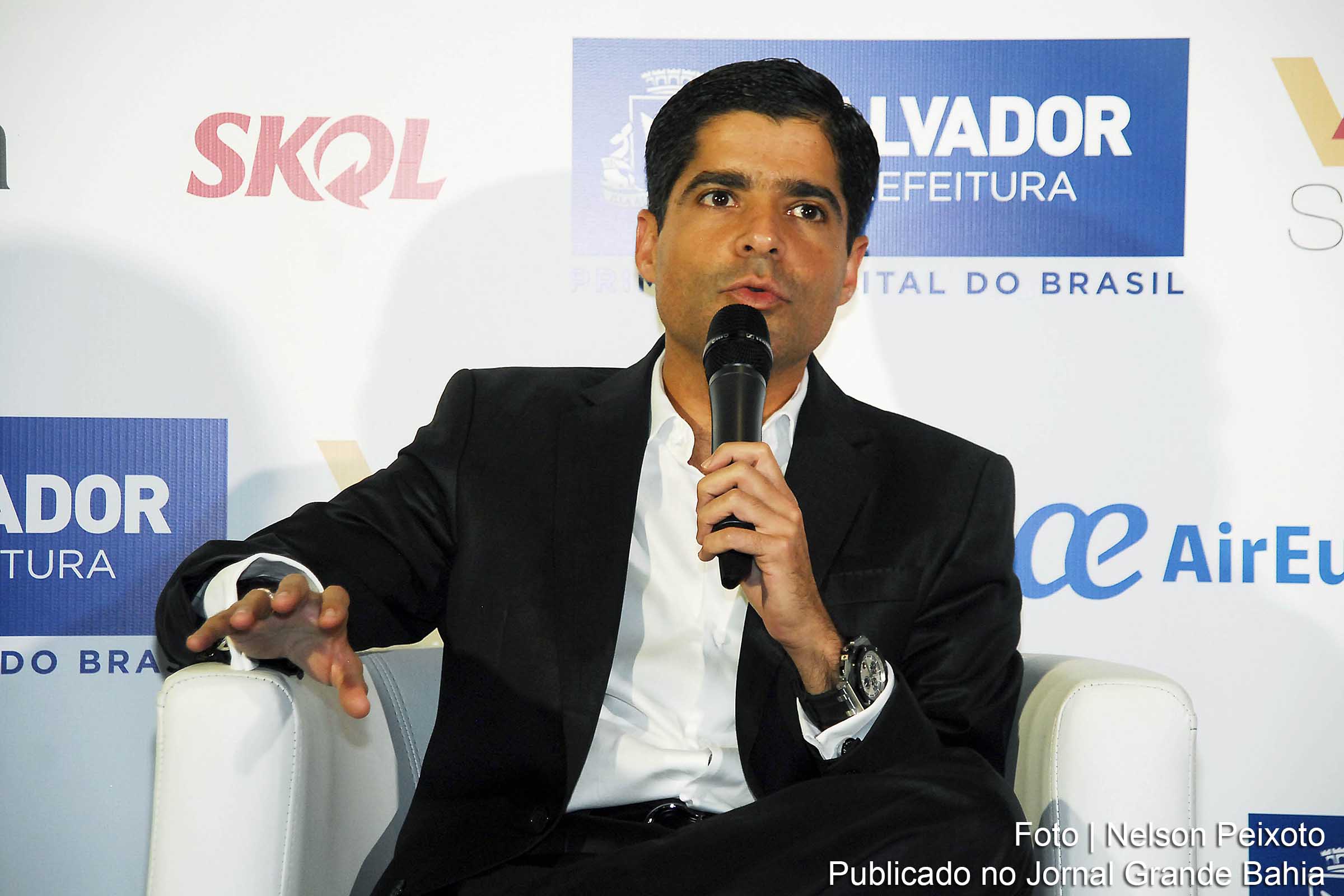 Prefeito ACM Neto palestra para grupo político.