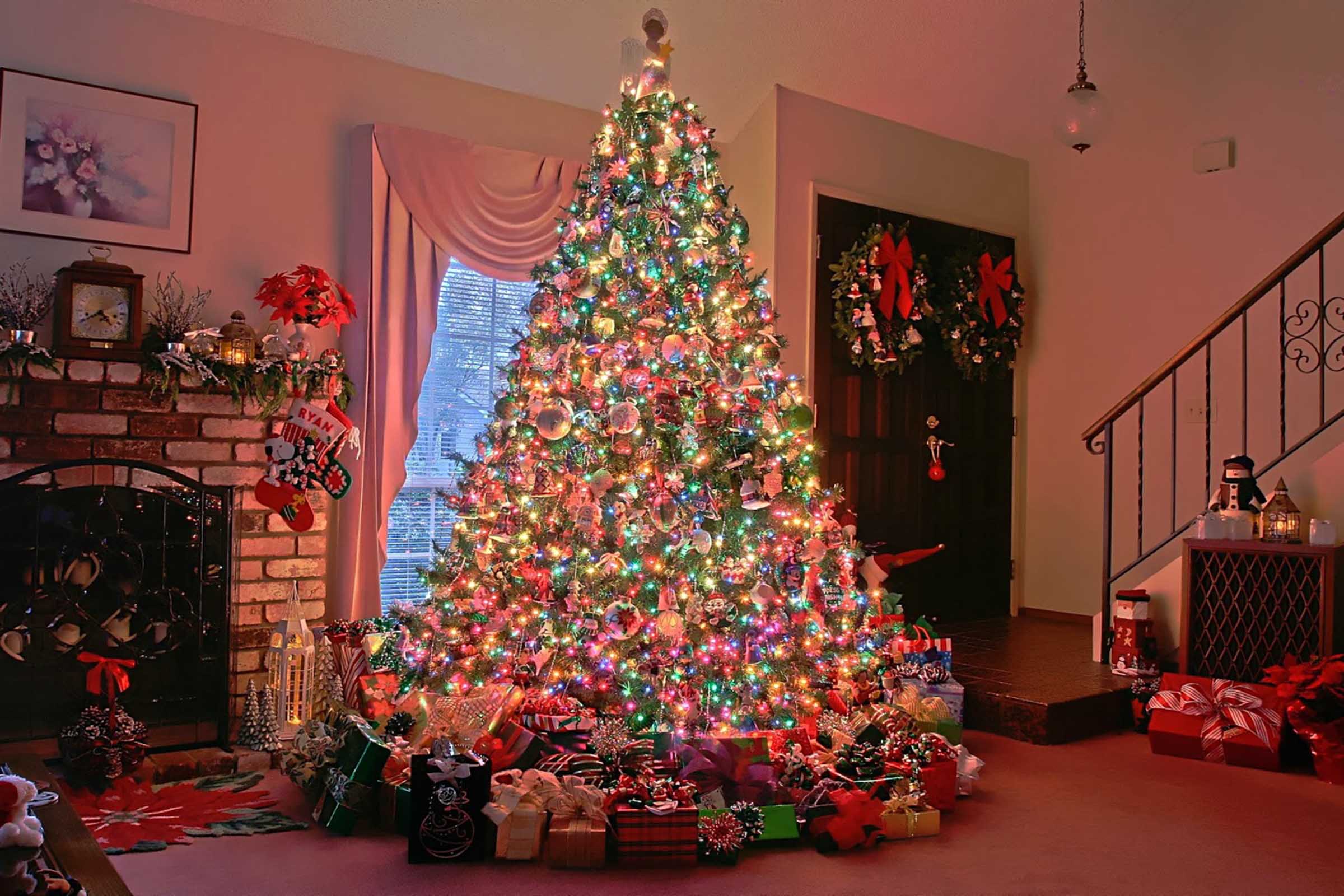 Antes de montar a árvore natalina com iluminação, faça uma revisão dos fios decorativos e piscas antes de instalá-los, principalmente se for reaproveitar o material do ano anterior.