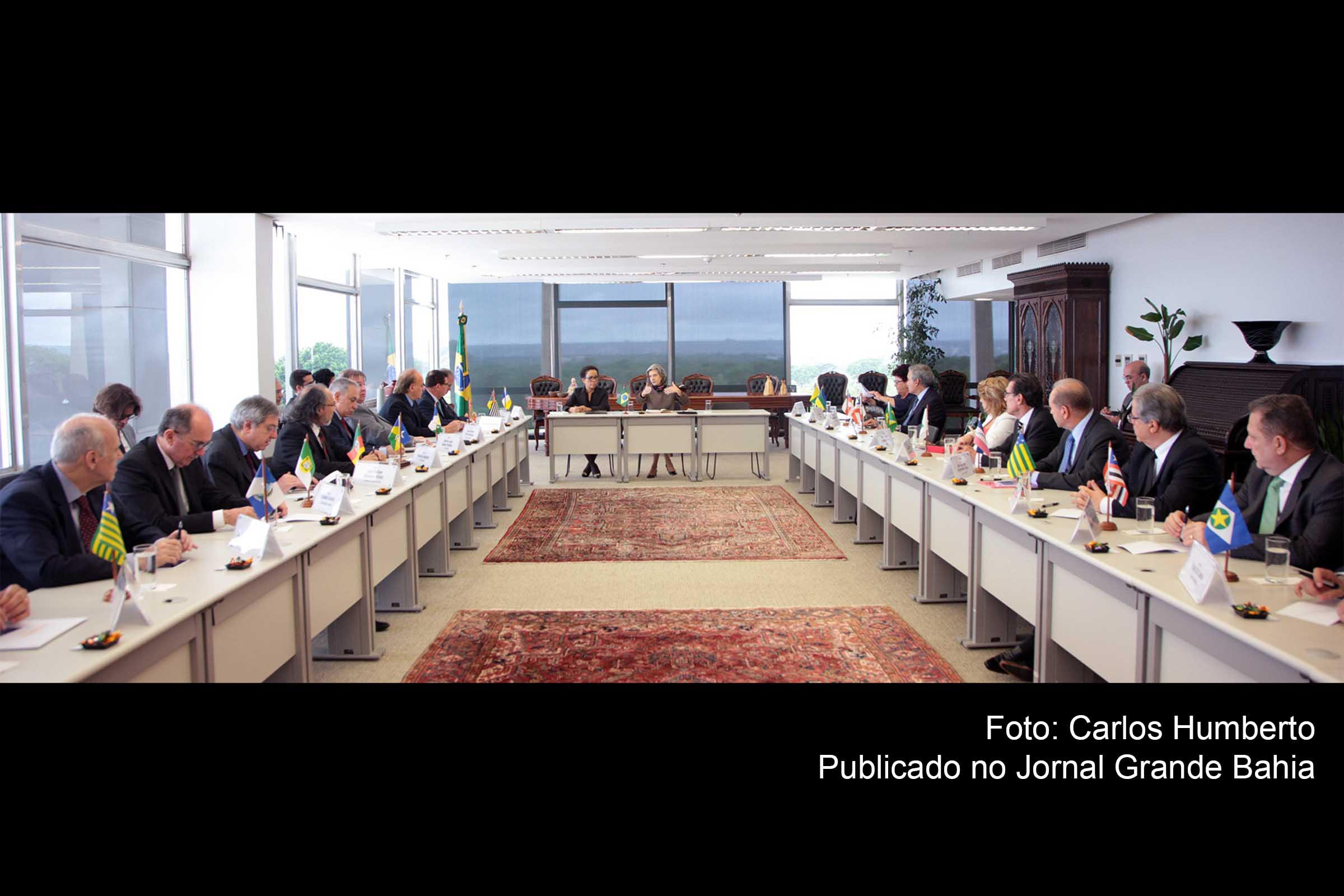 Ministra Cármen Lúcia reunida com presidentes de Tribunais de Justiça.