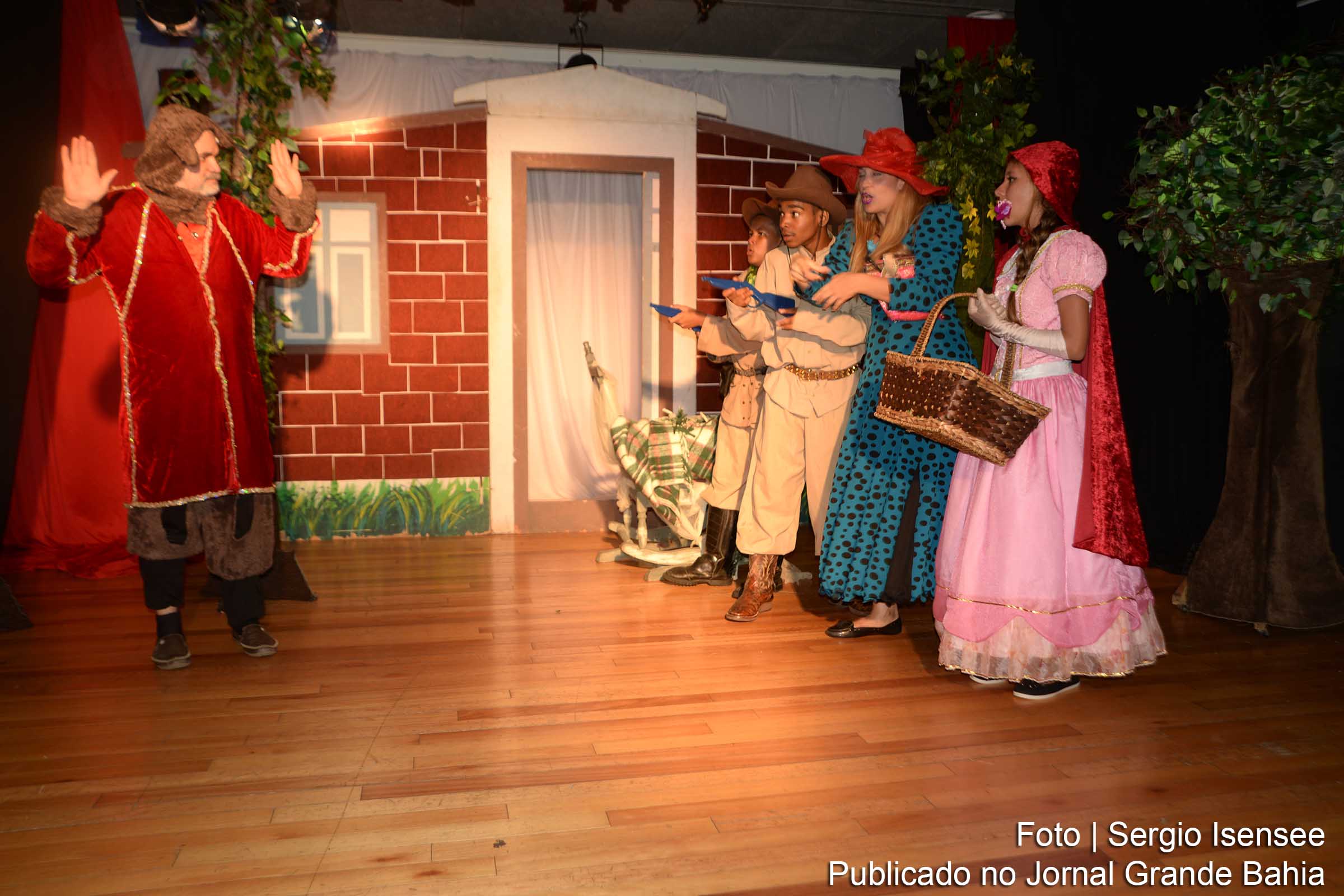 Cena do espetáculo 'Chapeuzinho vermelho'.