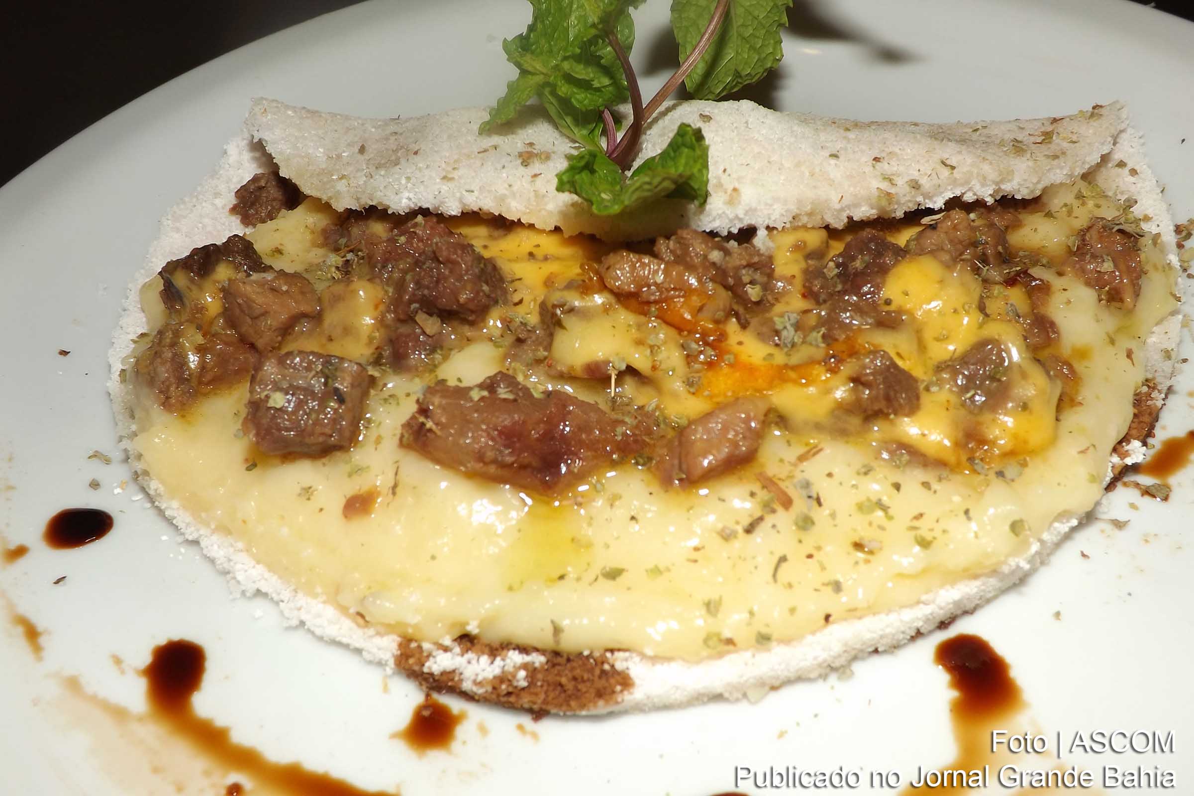 Beiju de tapioca recheado, prato servido durante festival gastronômico.
