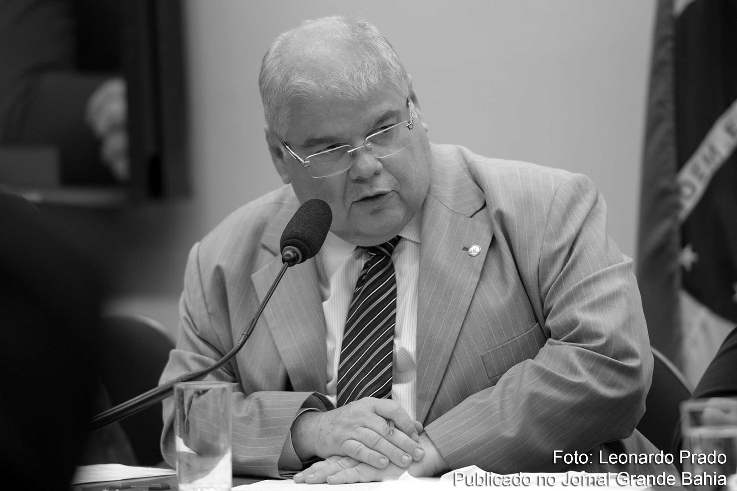 Deputado Lúcio Vieira Lima perde a compostura e chama colega para a briga.