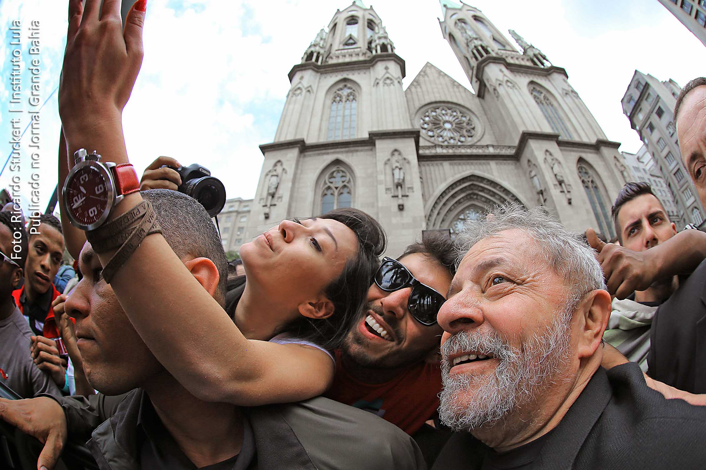 Ex-presidente Luiz Inácio Lula da Silva responde a processo com pouca consistência de prova e com evidente cerceamento do direito de defesa.