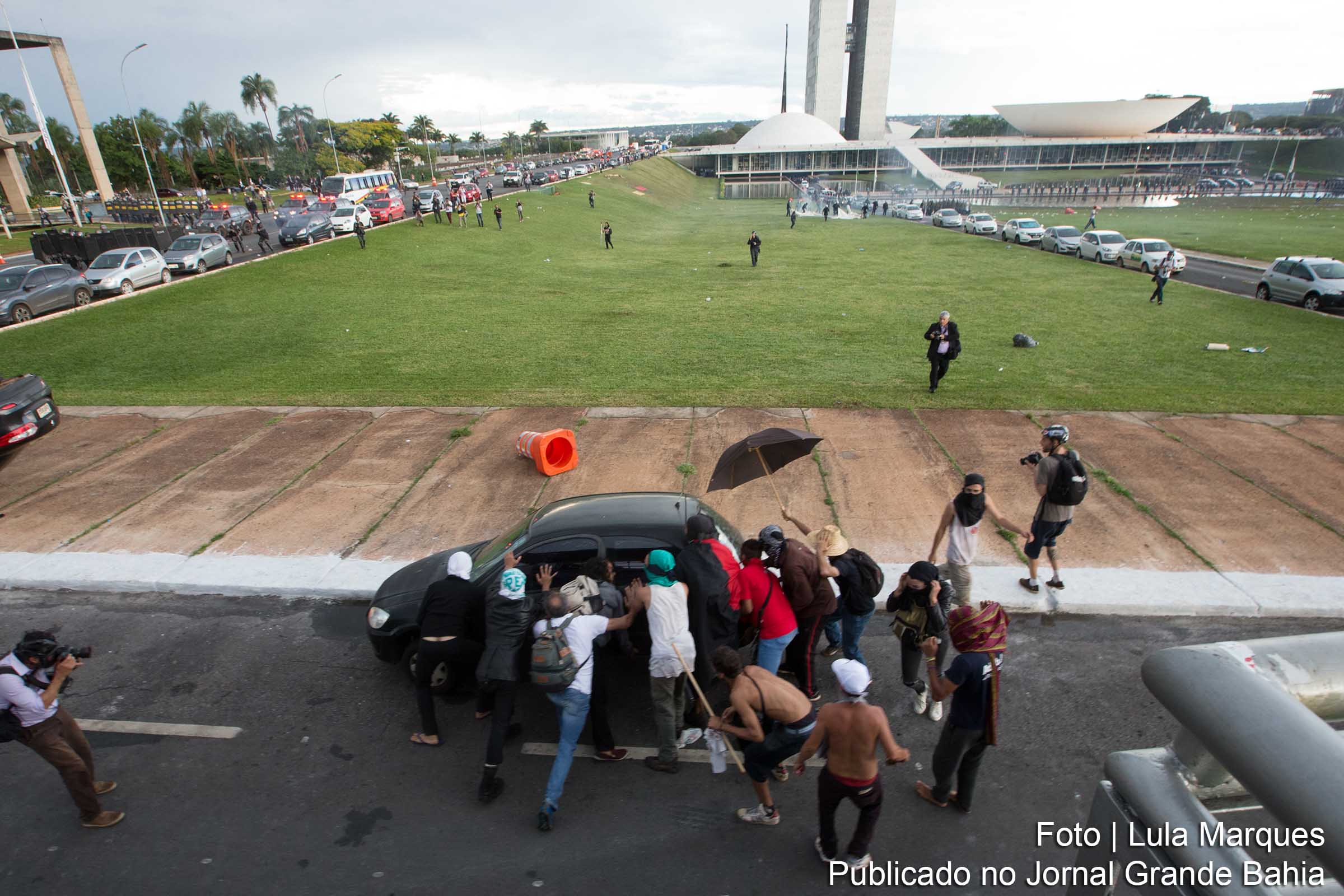 Aprovação da PEC dos Gastos no Senado Federal foi marcada por violentos protestos na Esplanada dos Ministérios.