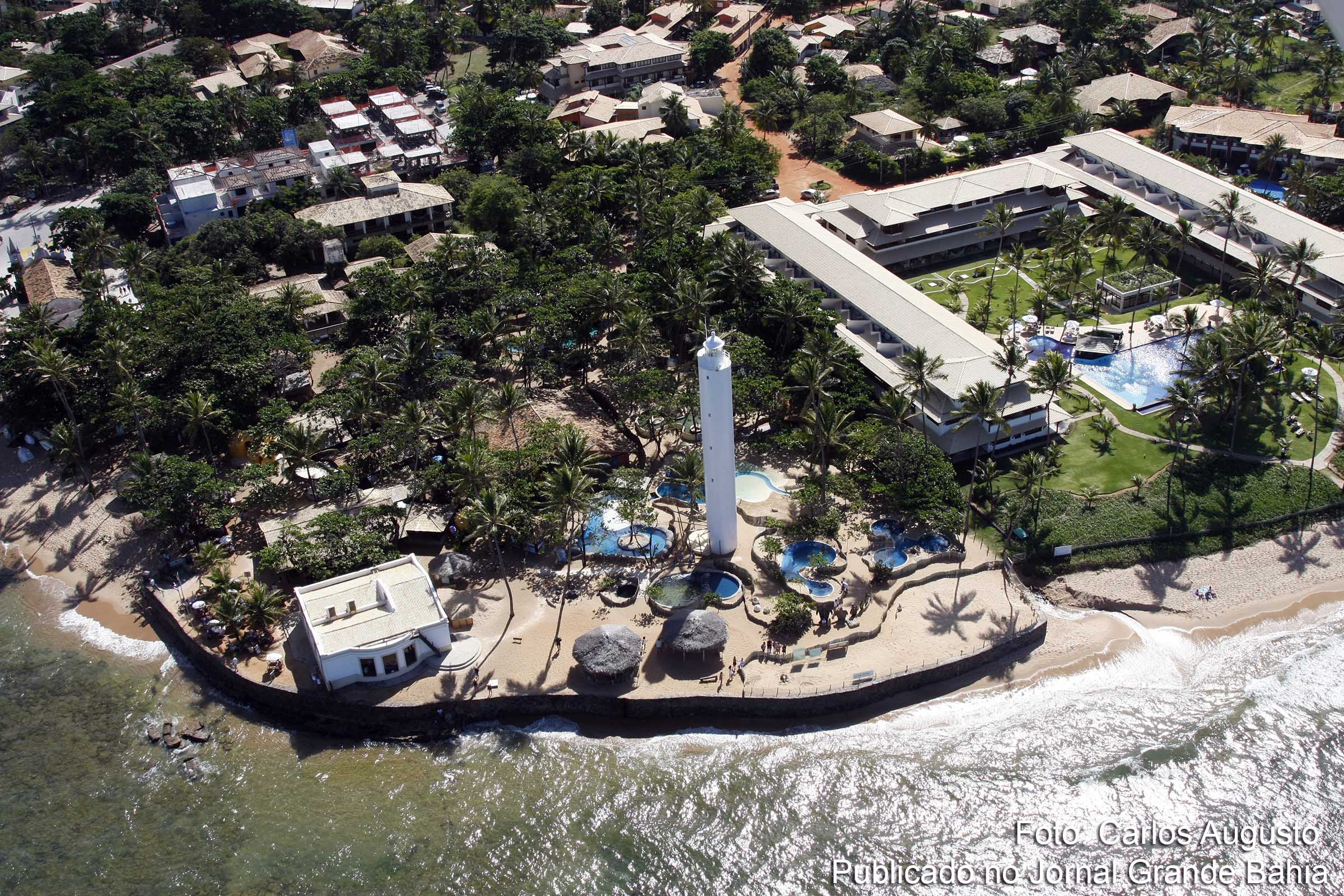 Vista aérea de Praia do Forte, sede do Distrito de Mata de São João.
