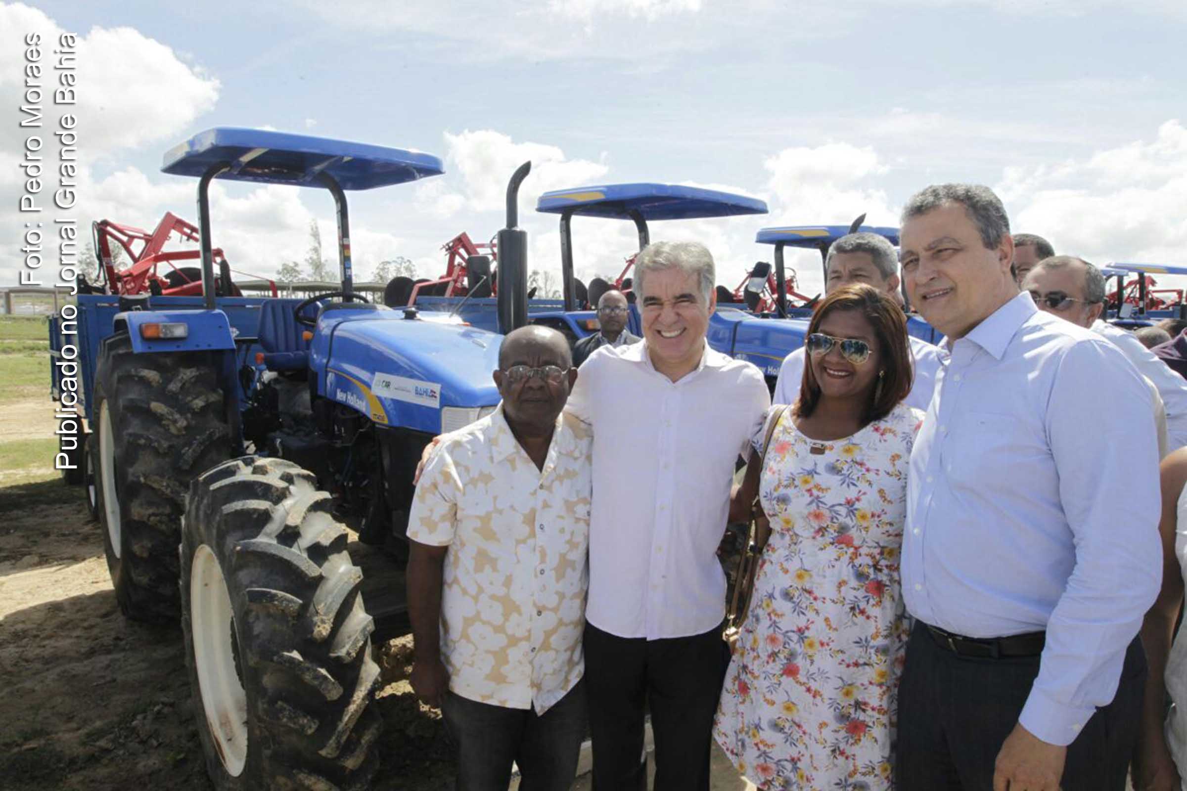 Deputado Zé Neto e governador Rui Costa ao lado de produtores rurais, durante entrega de tratores.