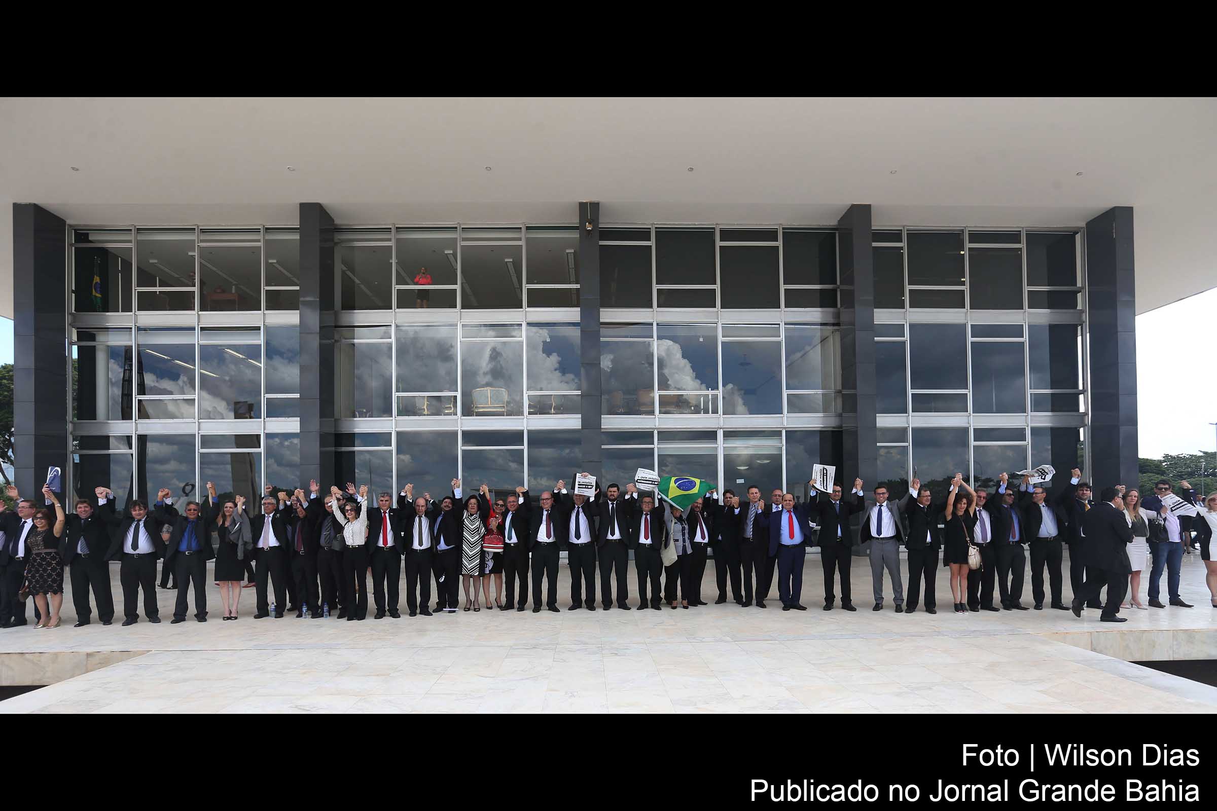A Associação dos Magistrados Brasileiros faz manifestação em frente ao STF contra aprovação do pacote anticorrupção.