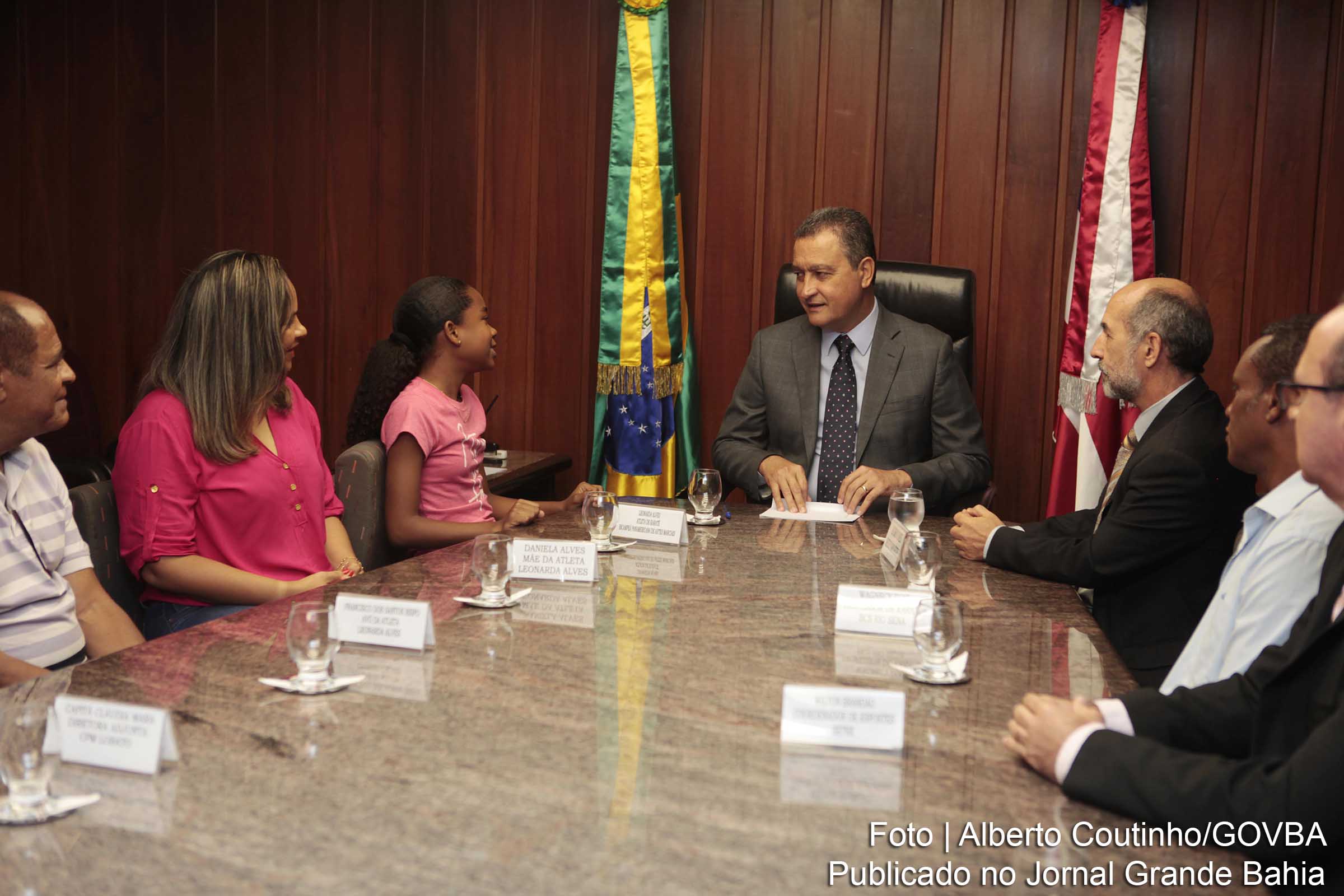 Com apenas 13 anos, a karateca Leonarda Alves é recebida pelo governador Rui Costa.