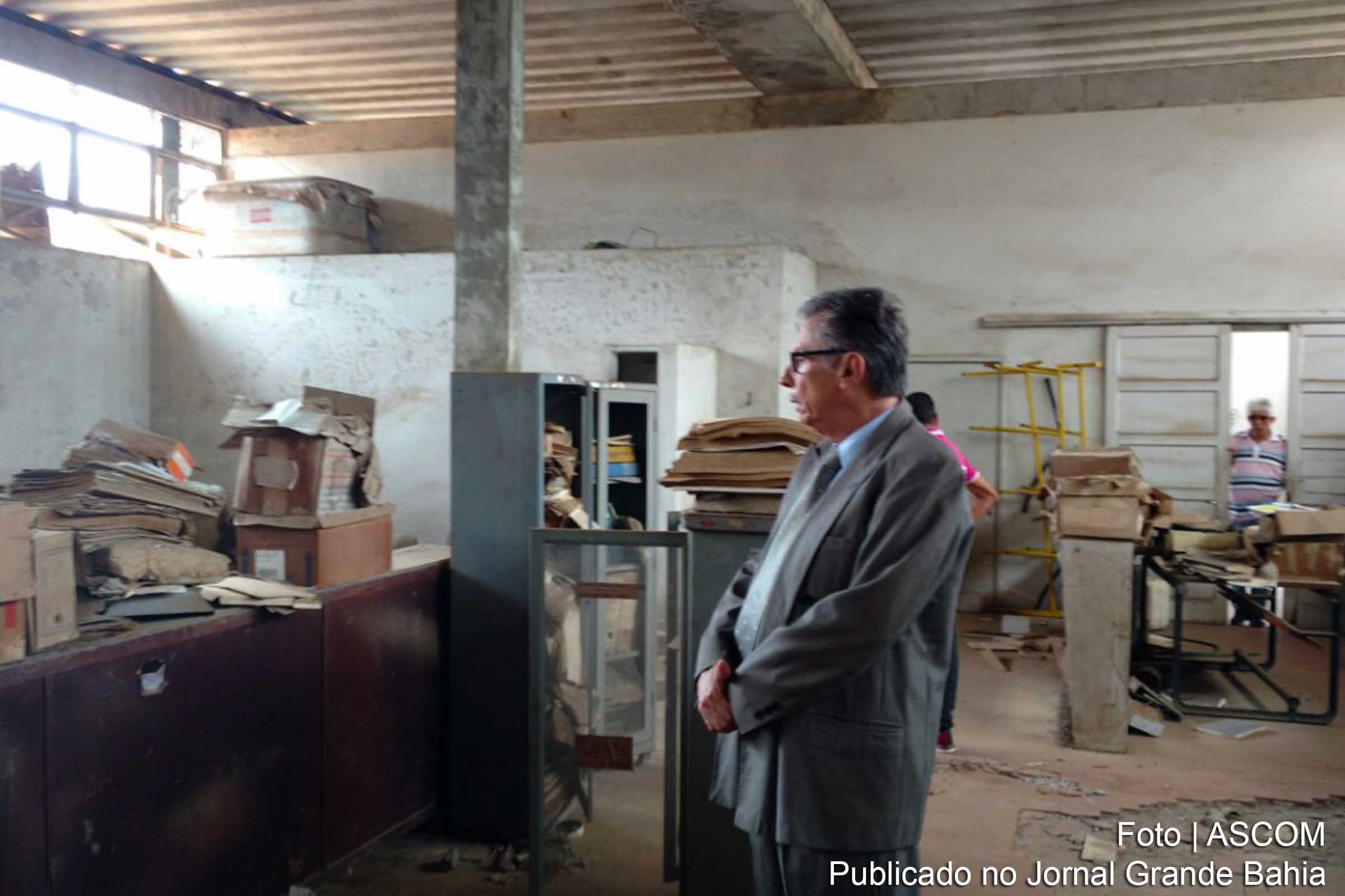 Coordenador regional do DNOCS Heraldo Rocha inspeciona patrimônio e constata abandono.