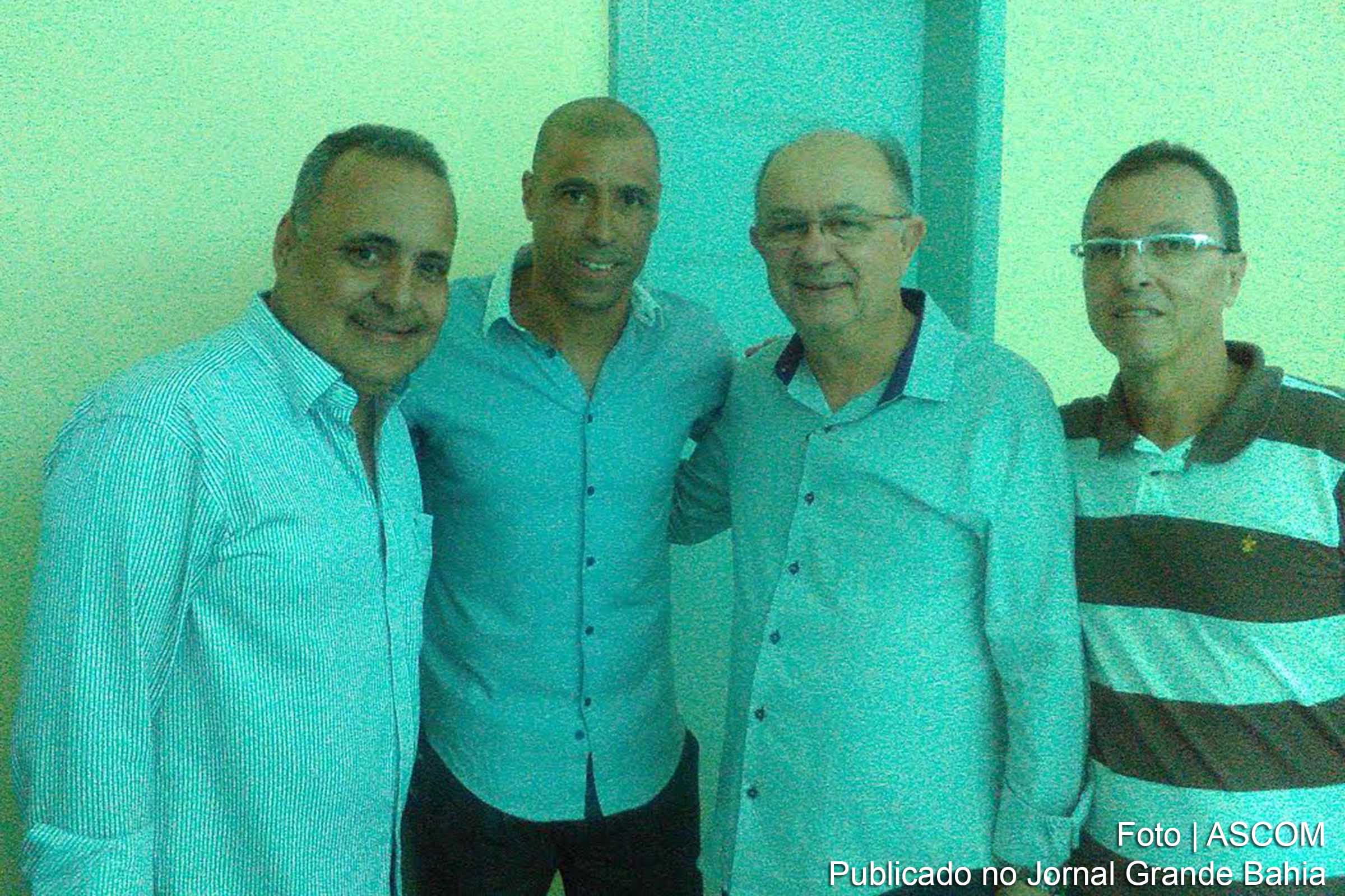José Francisco (Zé Chico), presidente do Fluminense de Feira; Jorge Wagner, jogador contratado; José Ronaldo, prefeito de Feira de Santana e Luiz Paolilo Filho, vice-presidente de futebol do Fluminense de Feira