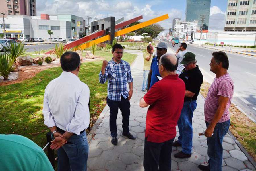 Prefeito José Ronaldo inspecionou os serviços.